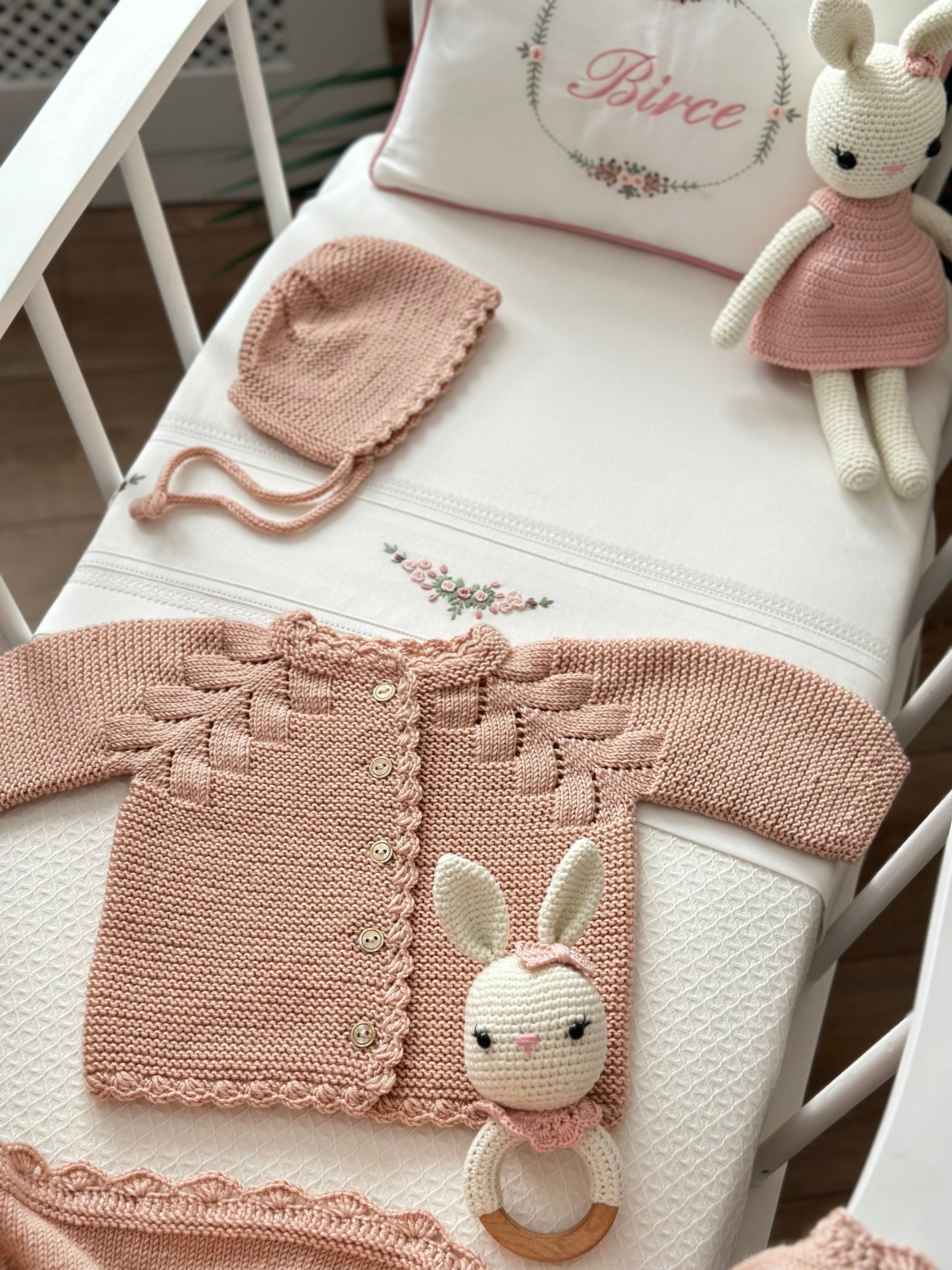 Düğmeli El Örgüsü Bebek Hırka Şapka Seti