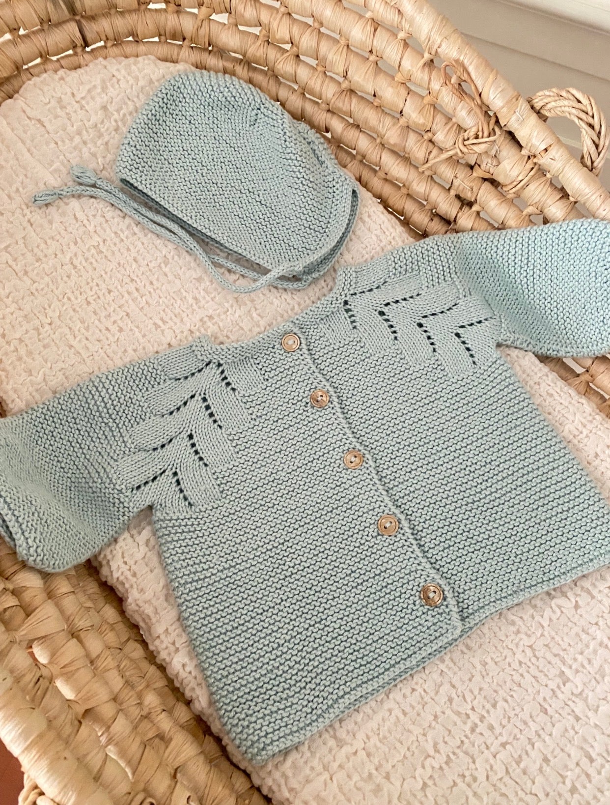 Düğmeli El Örgüsü Bebek Hırka Şapka Seti