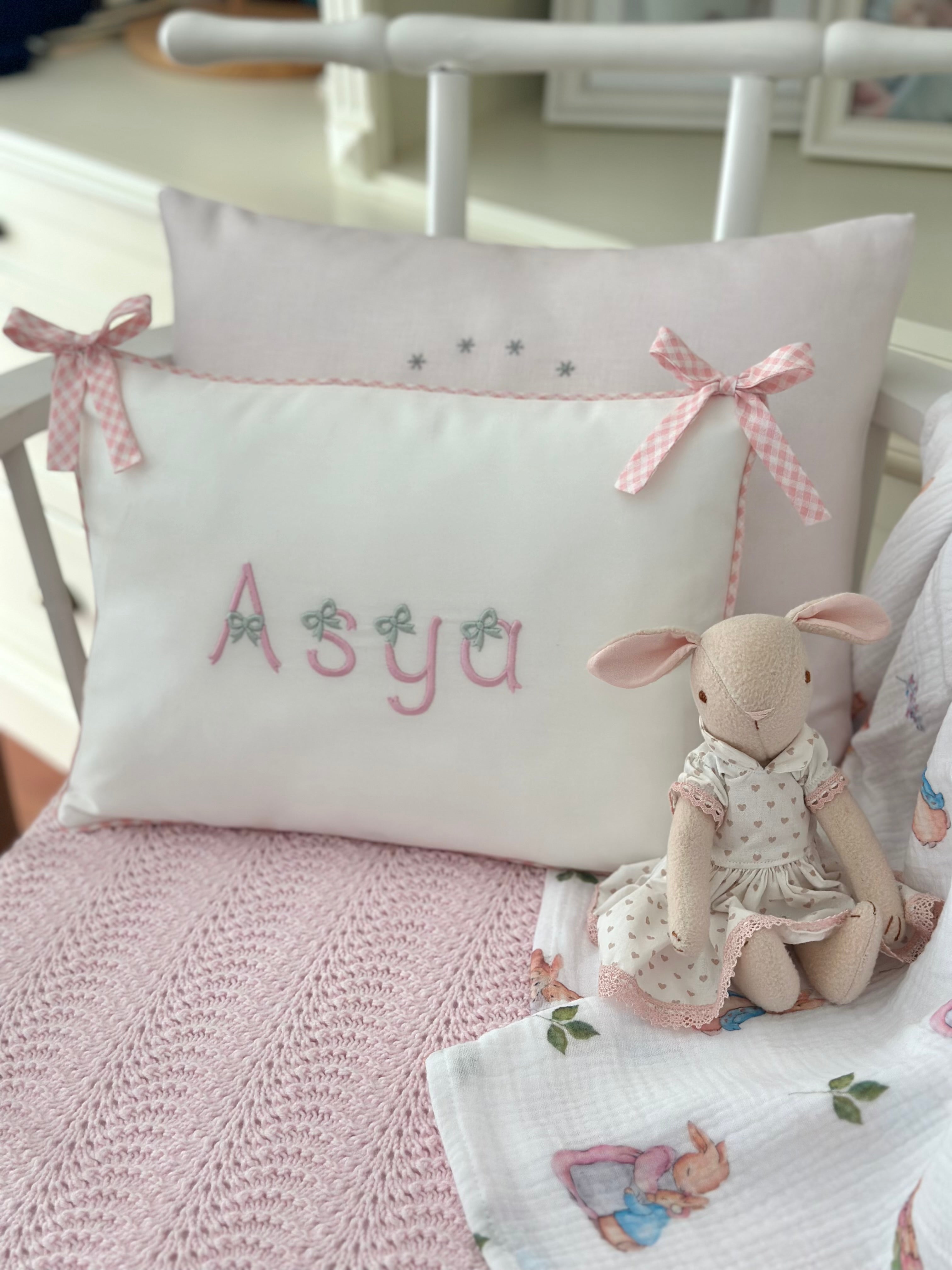 Fiyonklu Harfler Dekoratif Bebek Yastığı