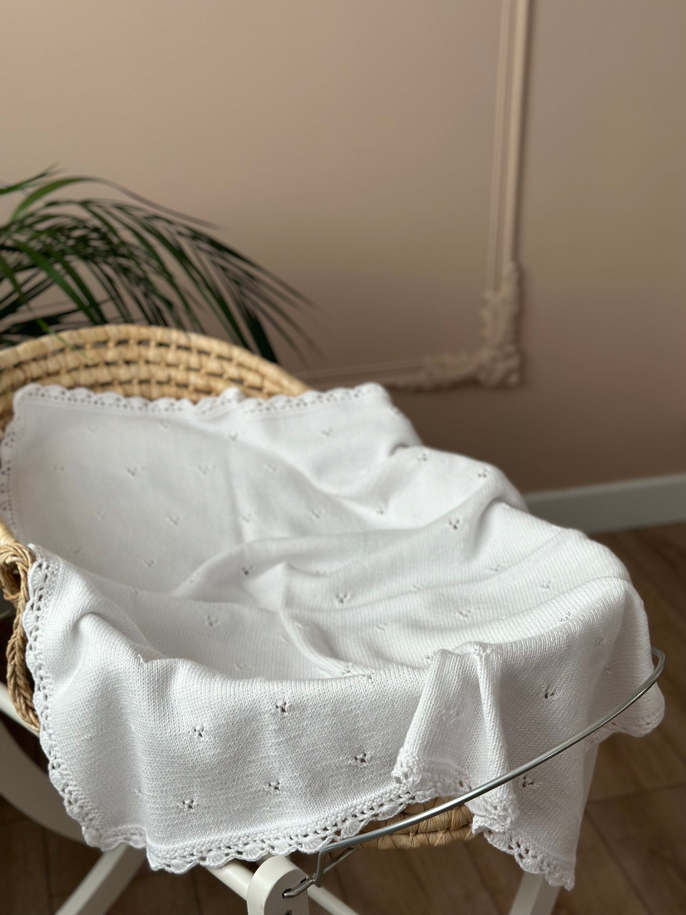 El Örgüsü Beyaz Bebek Battaniyesi