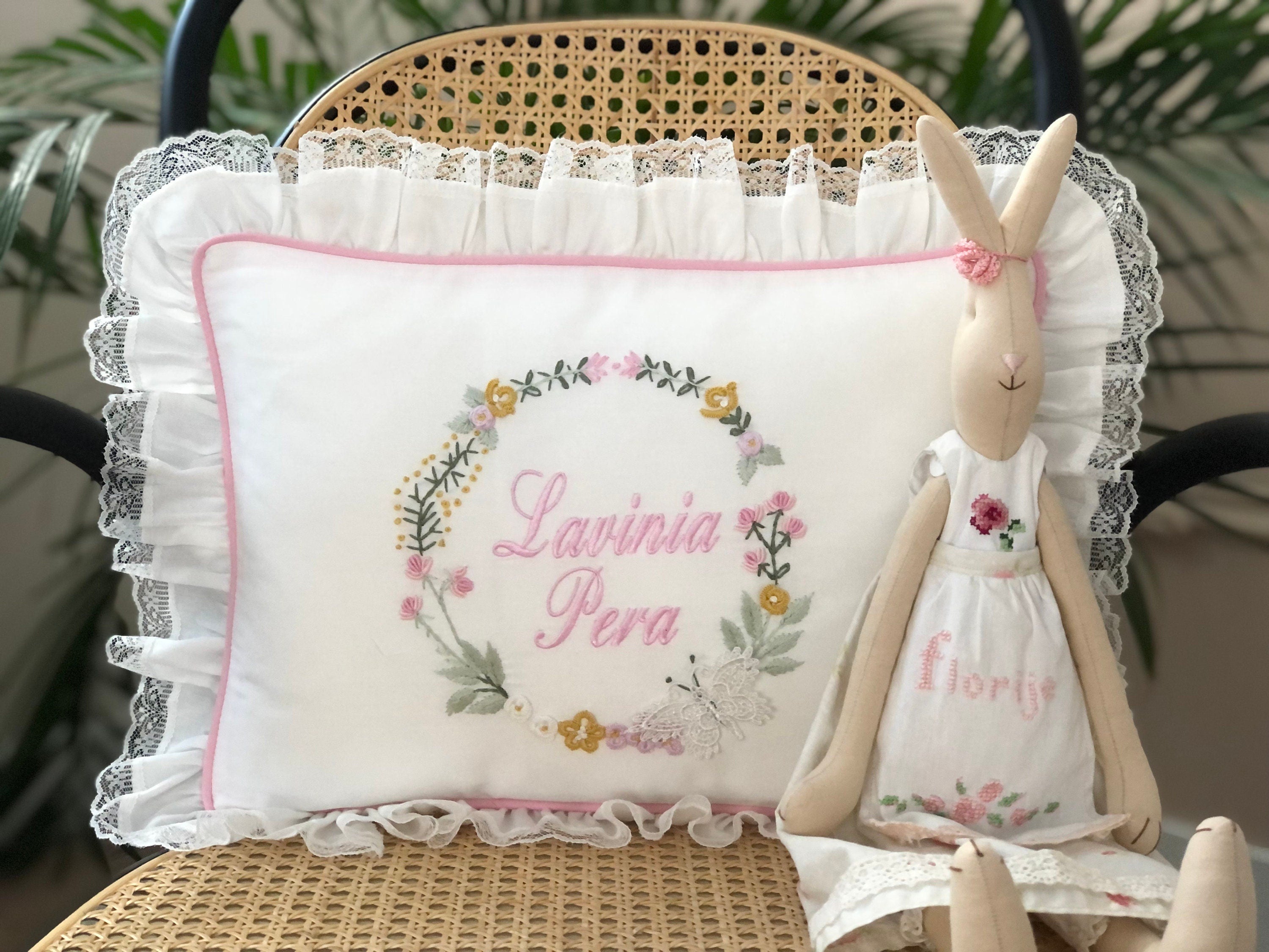 Kelebek Rüyası Dekoratif Bebek Yastığı – Pamuk Saten | Hardal