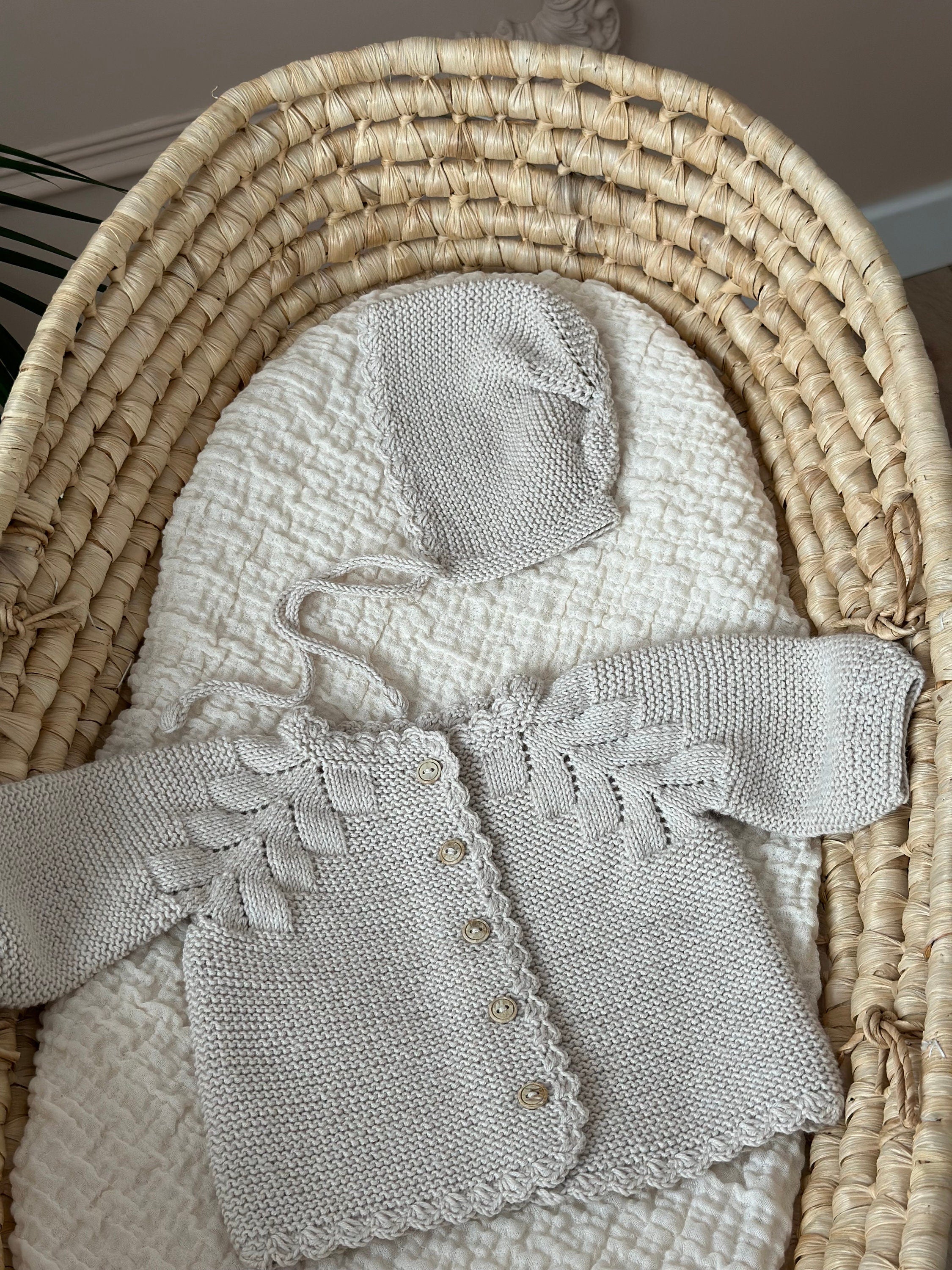 Düğmeli El Örgüsü Bebek Hırka Şapka Seti