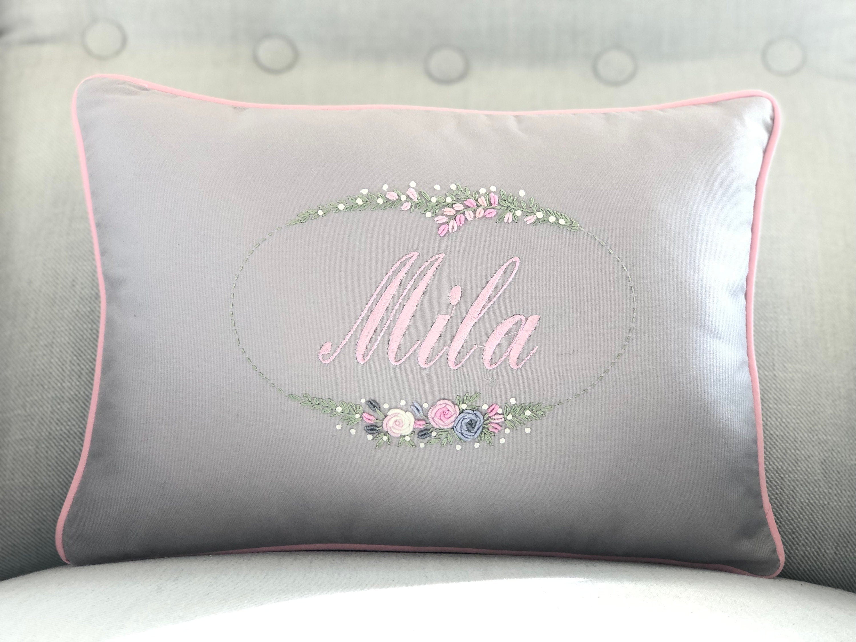 Atlas Serisi Pembe İşlemeli Dekoratif Bebek Yastığı – Pamuk Saten