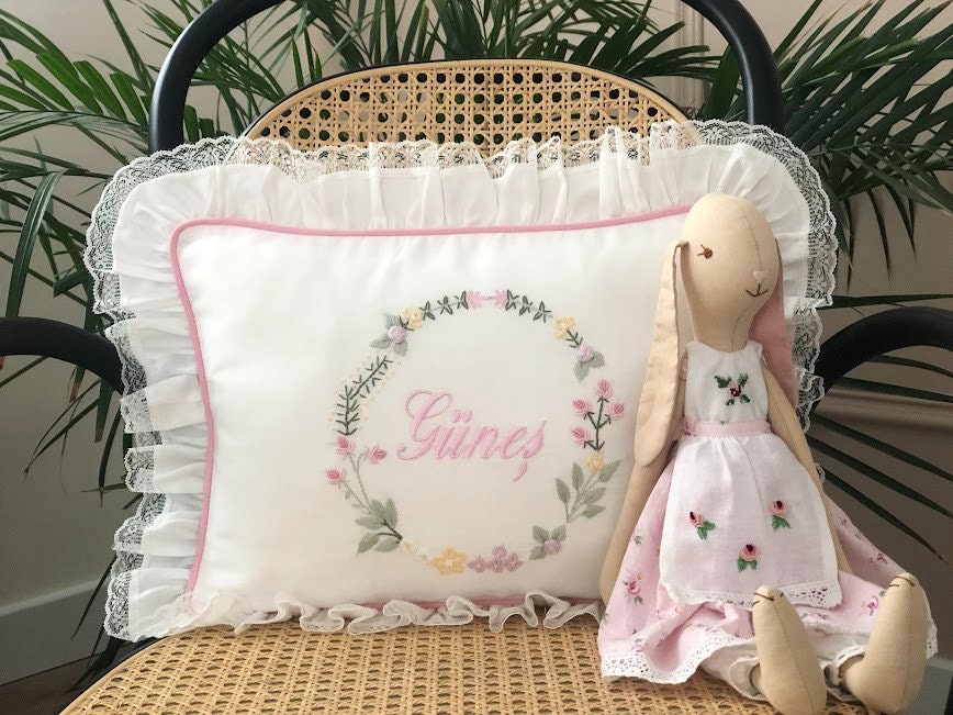 Kelebek Rüyası Dekoratif Bebek Yastığı - Sarı&Pembe