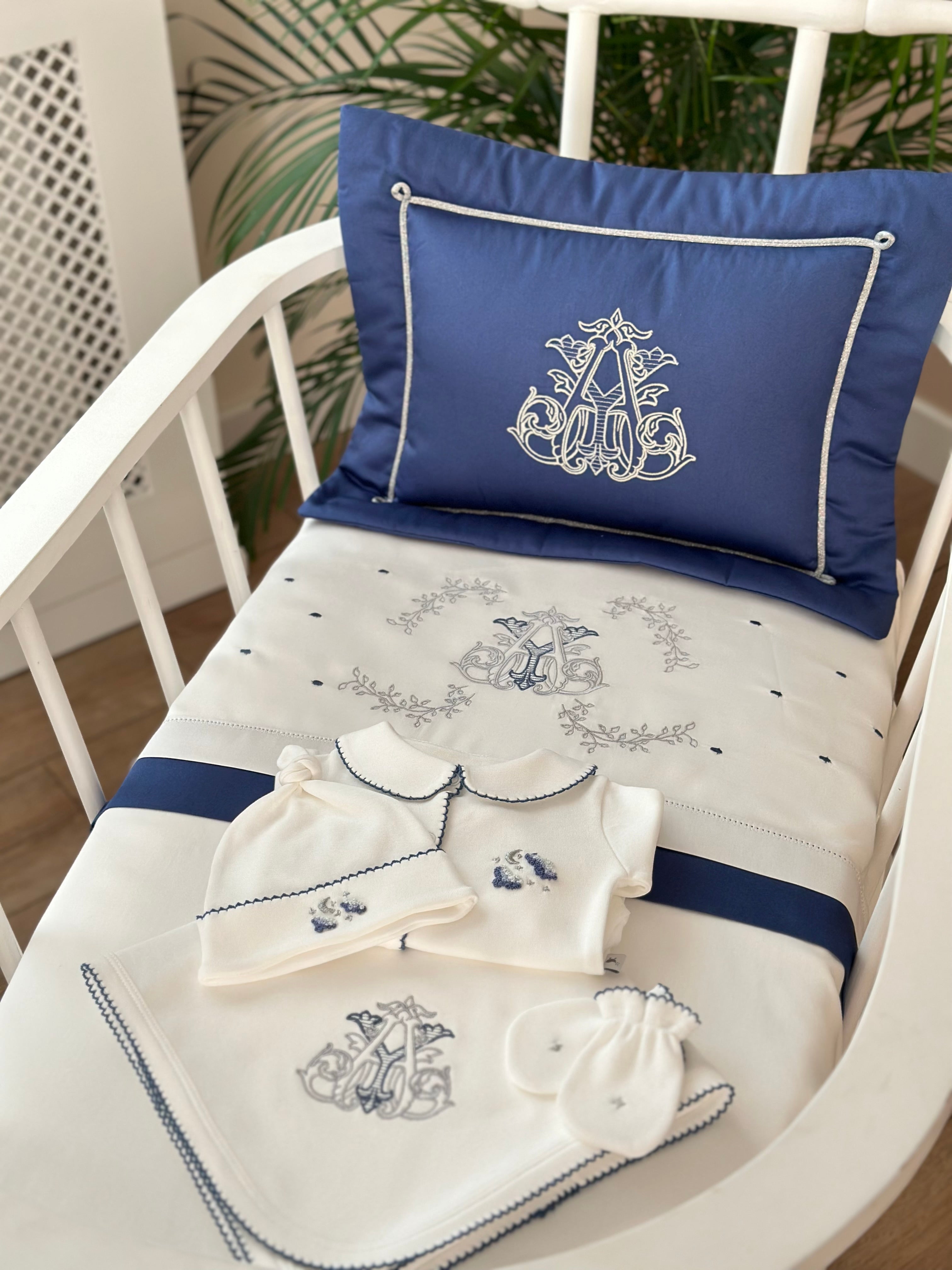 Monogram Nakışlı Pike Takımı