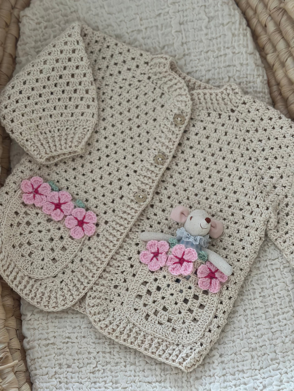 El Örgüsü %100 Pamuk Bebek Hırkası – Çiçek Detaylı