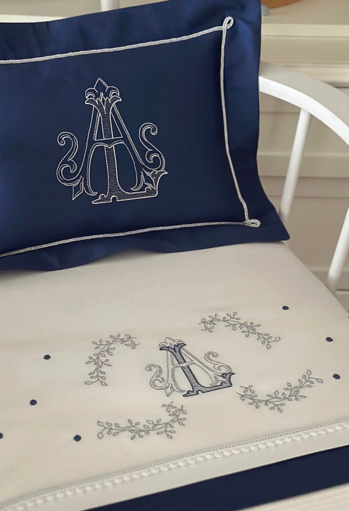 Monogram Nakışlı Pike Takımı