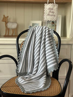 El Örgüsü Gri Beyaz Bebek Battaniyesi