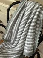 El Örgüsü Gri Beyaz Bebek Battaniyesi