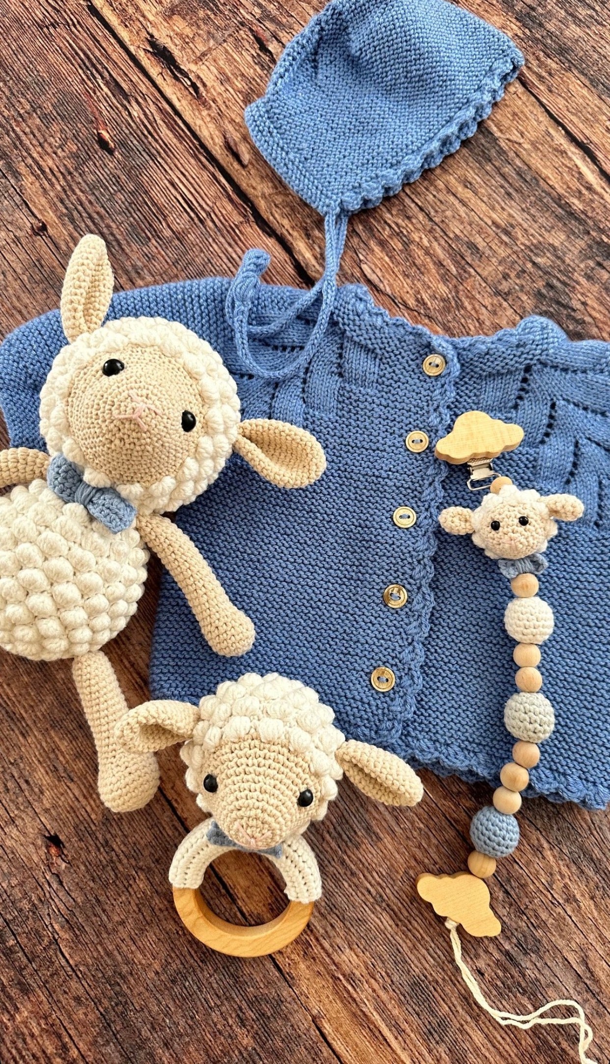 Düğmeli El Örgüsü Bebek Hırka Şapka Seti