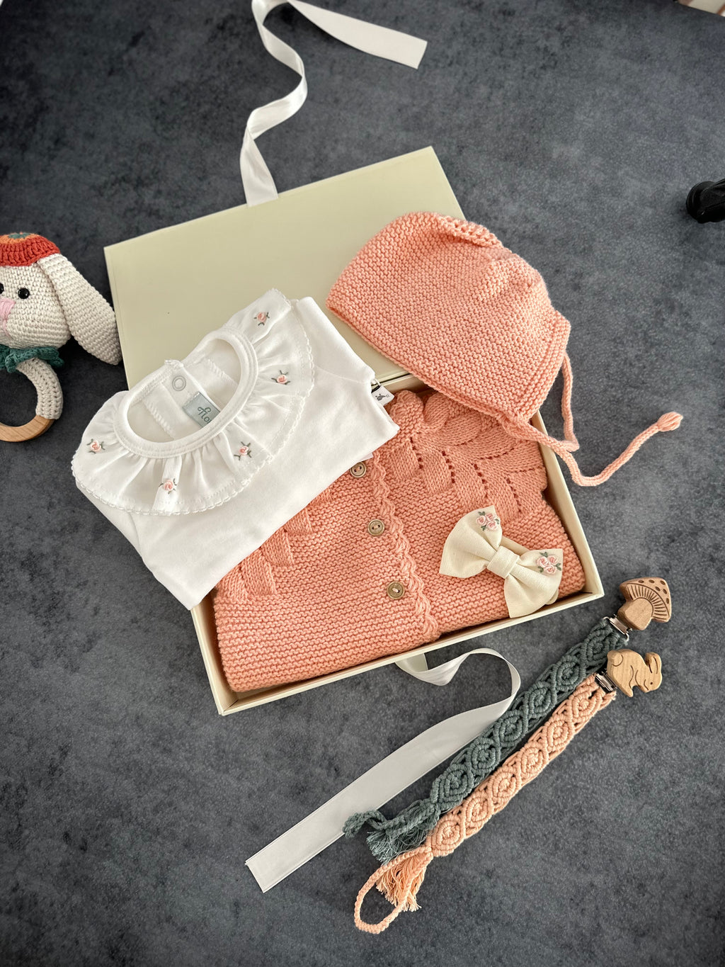 Düğmeli El Örgüsü Bebek Hırka Şapka Seti