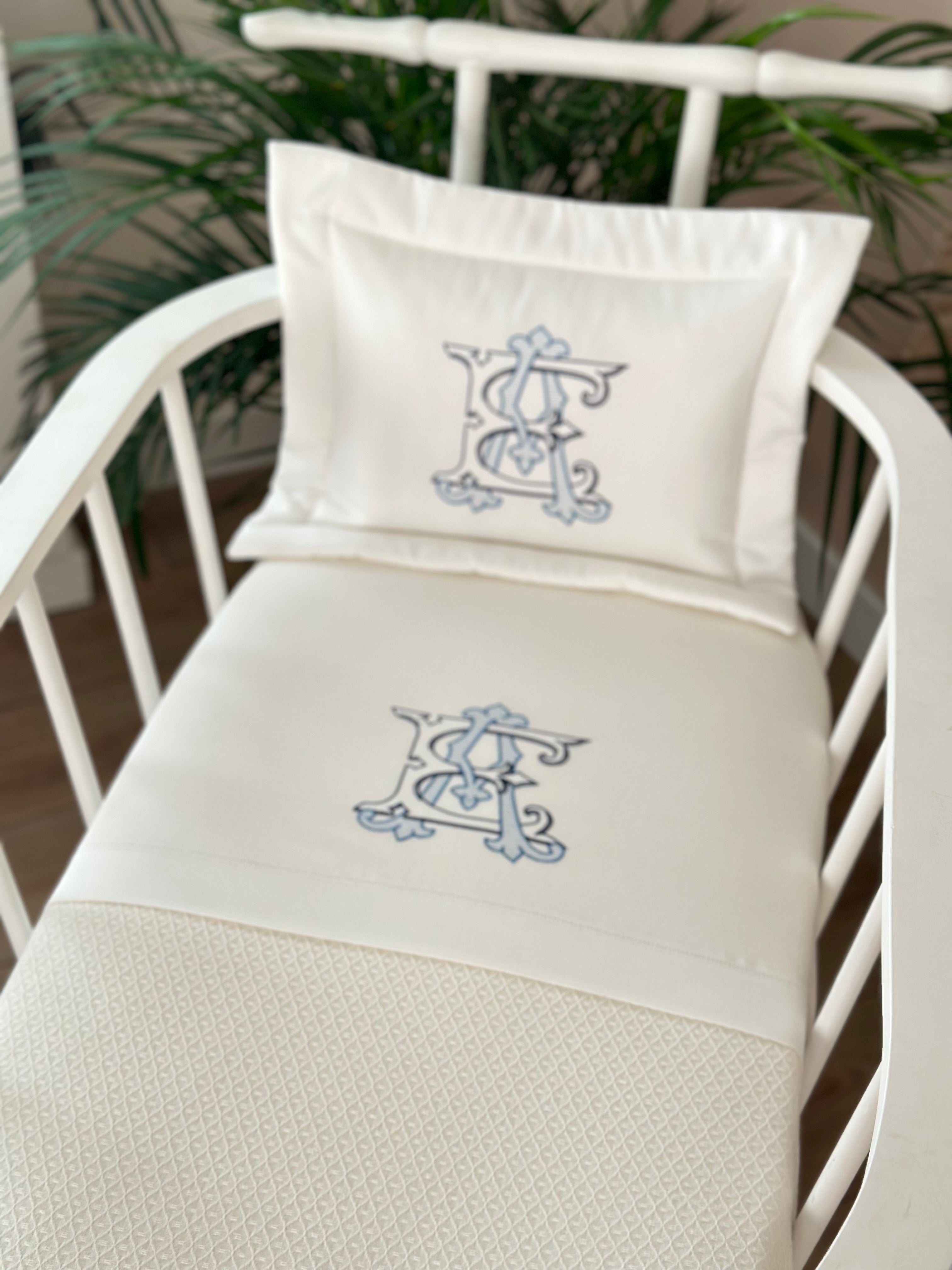 Monogram Nakışlı Pike Takımı