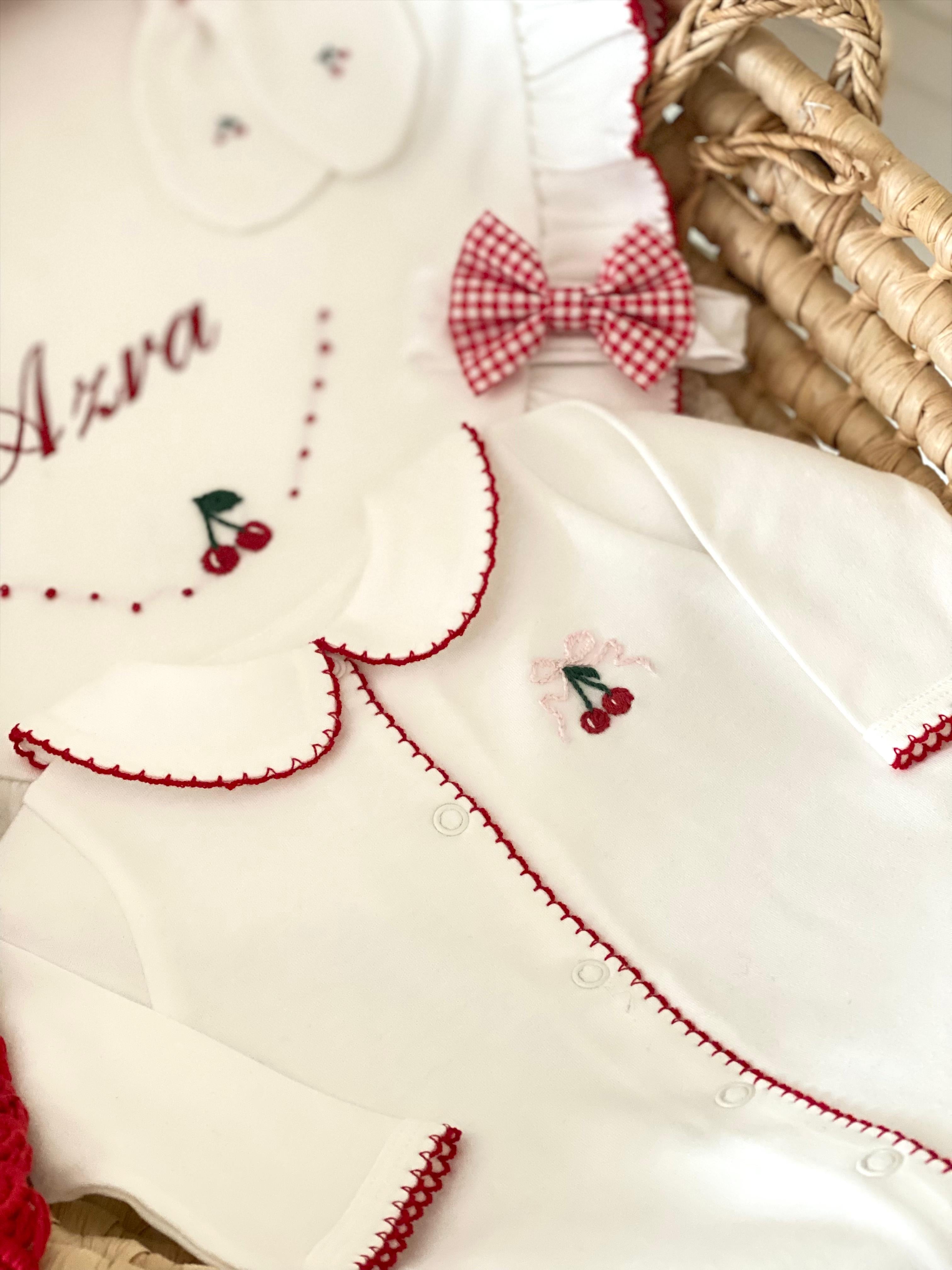 Cherry Kirazlı Organik Yenidoğan Seti – Kırmızı Kroşeta Kenar Detaylı