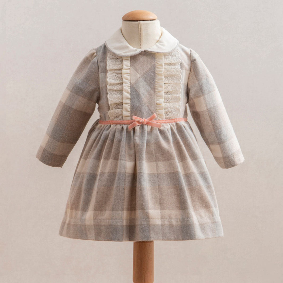 Elin – Bej Ekose Kız Bebek Elbisesi 6–24 Ay