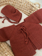 Önden Bağlamalı El Örgüsü Bebek Hırka Şapka Seti