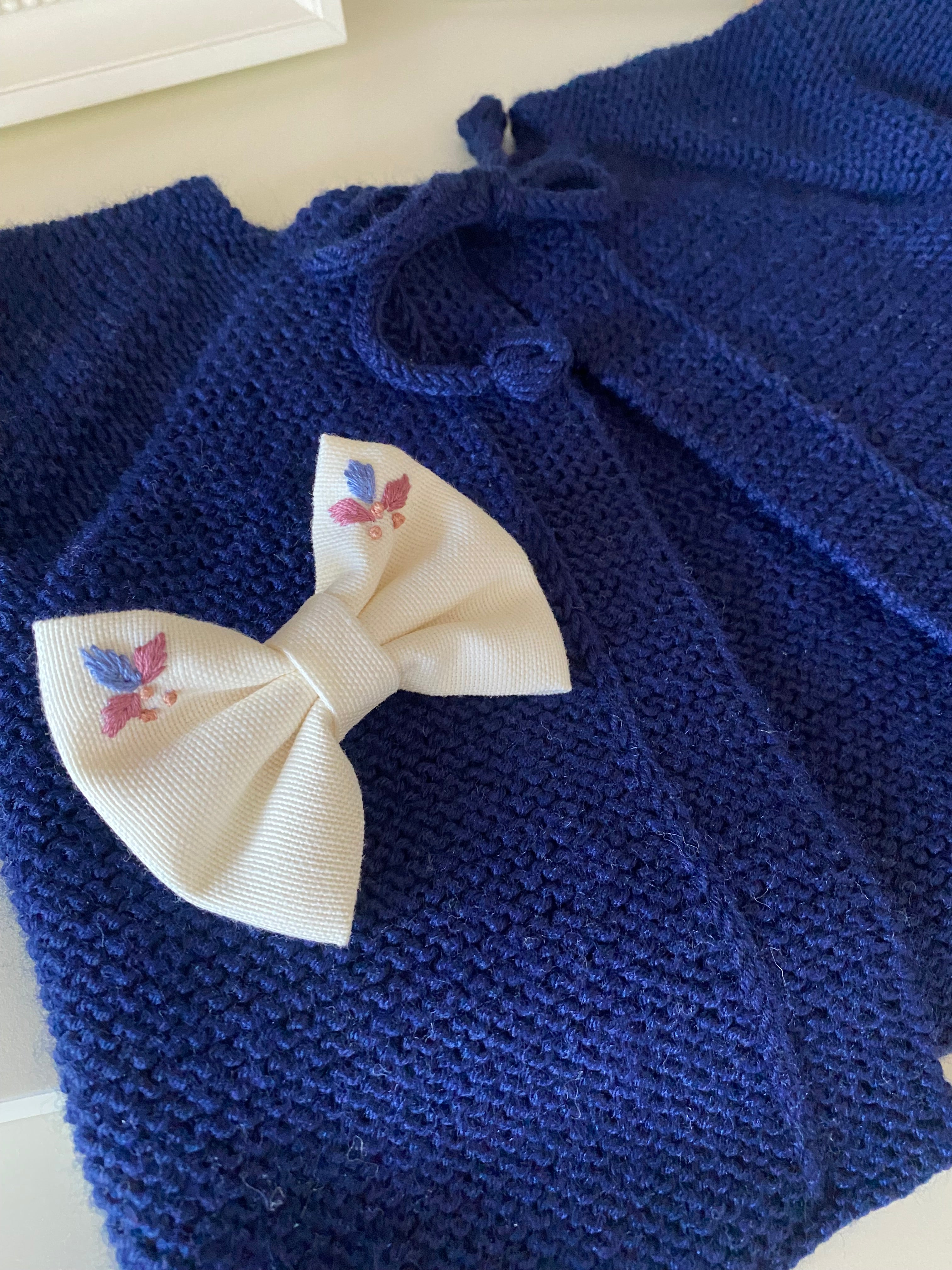 Yaprak Desenli El İşlemesi Bebek Saç Bandı