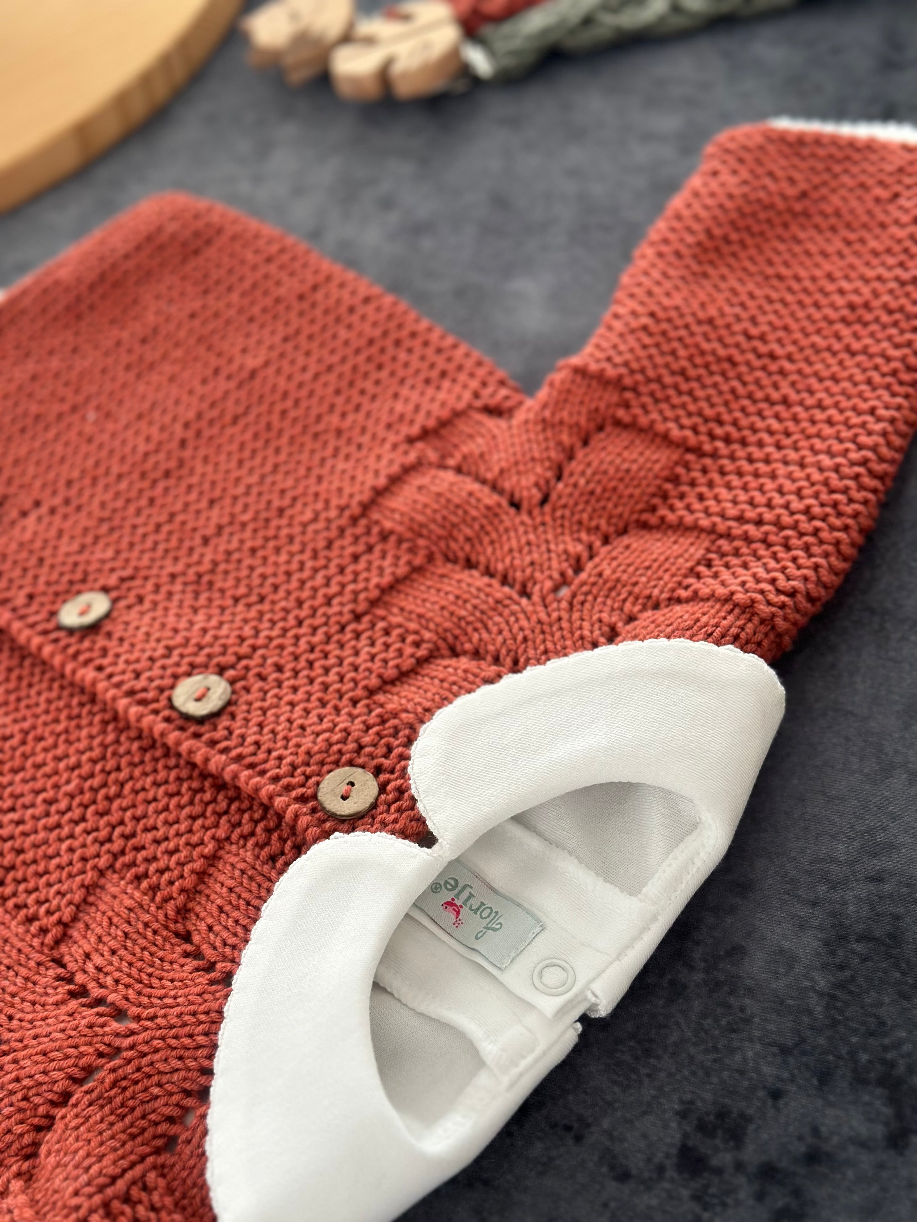 Düğmeli El Örgüsü Bebek Hırka Şapka Seti