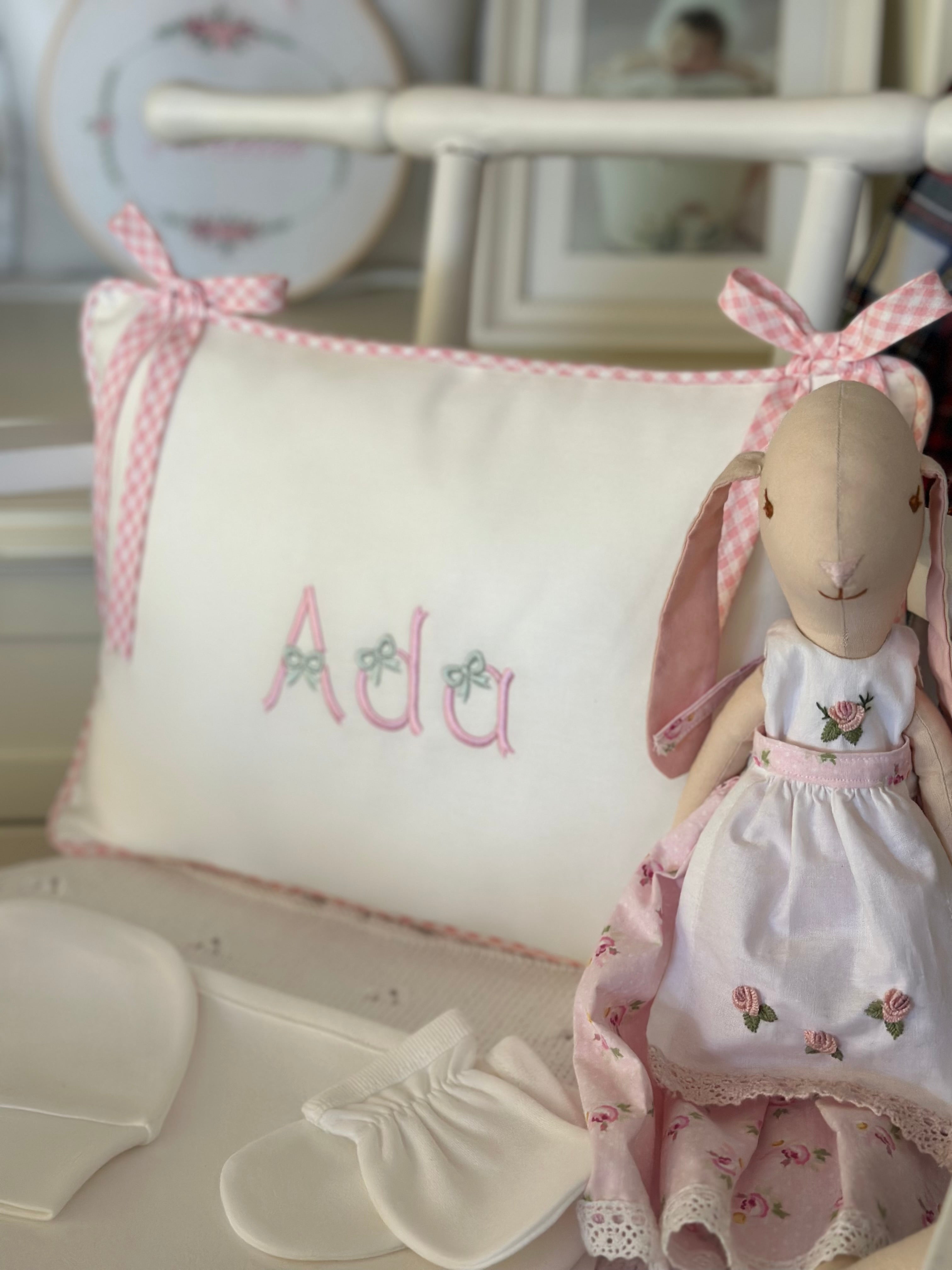 Fiyonklu Harfler Dekoratif Bebek Yastığı