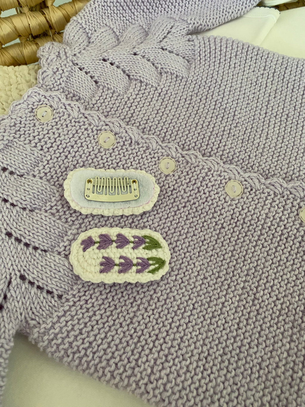 Örgü Lavanta Çiçekli Saçsız Bebek Tokası