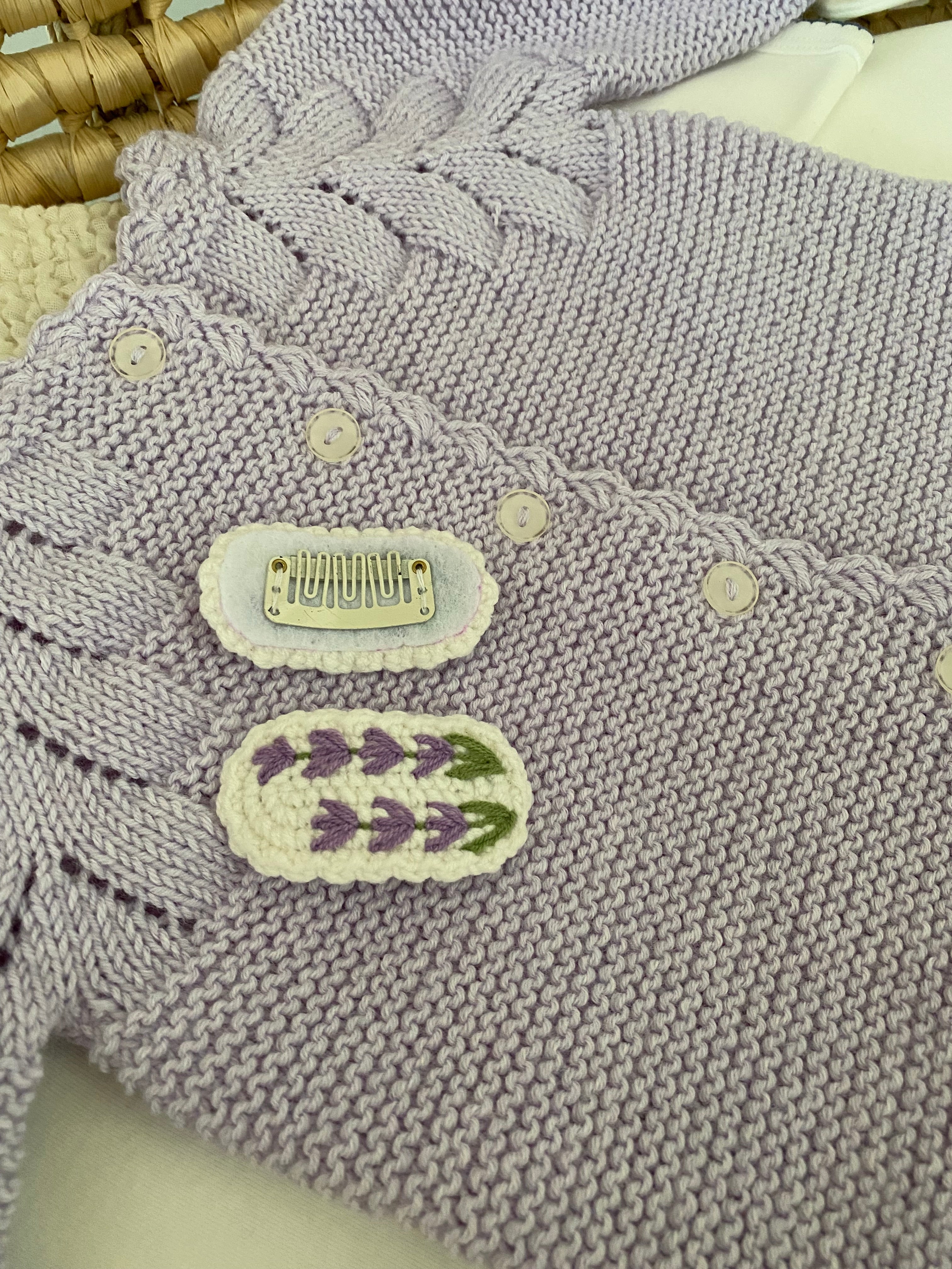 Örgü Lavanta Çiçekli Saçsız Bebek Tokası