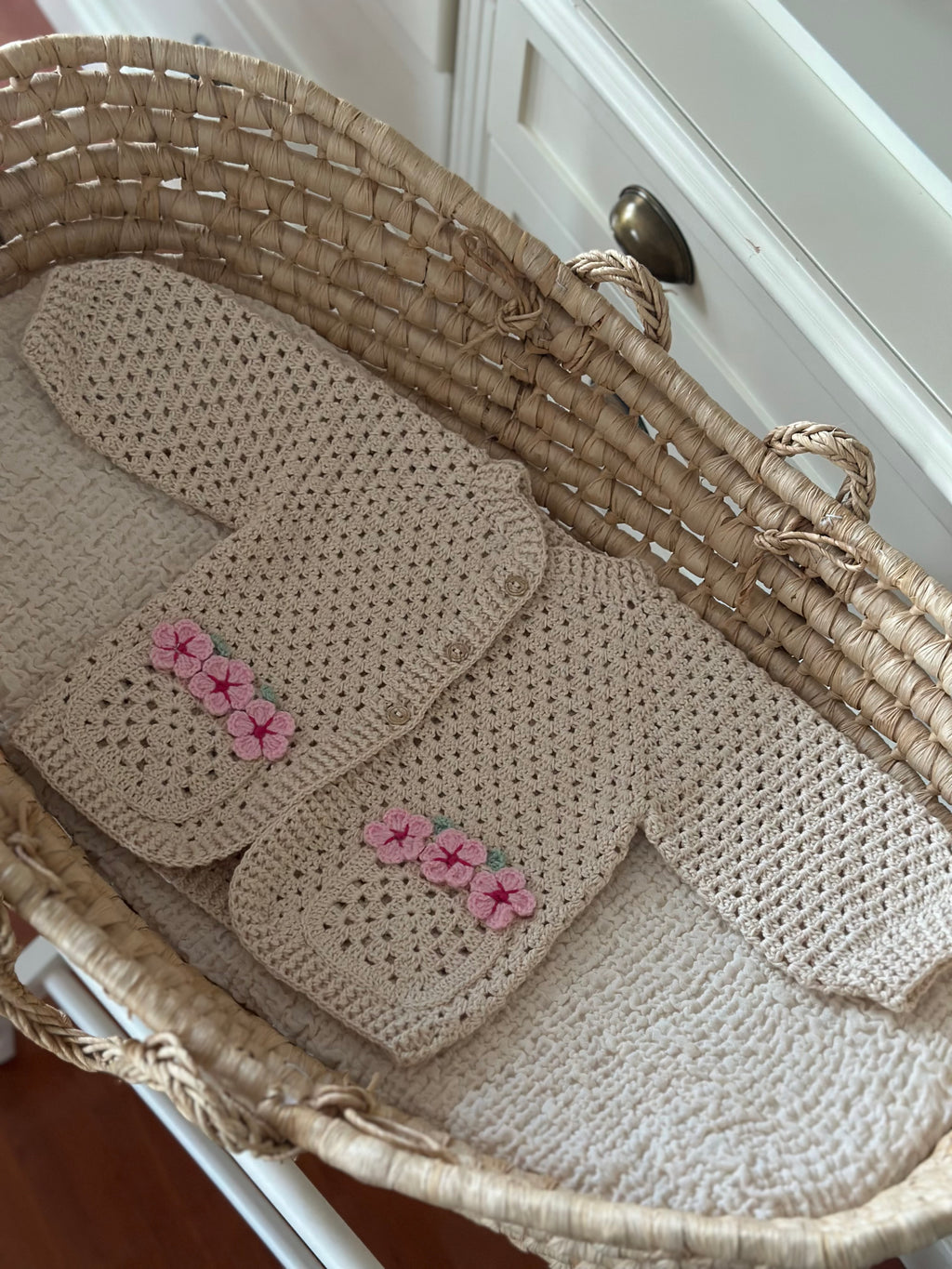 El Örgüsü %100 Pamuk Bebek Hırkası – Çiçek Detaylı