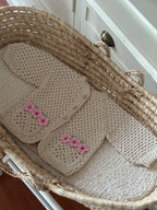 El Örgüsü %100 Pamuk Bebek Hırkası – Çiçek Detaylı