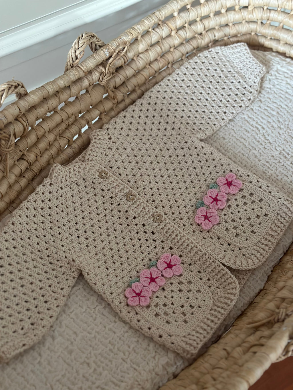 El Örgüsü %100 Pamuk Bebek Hırkası – Çiçek Detaylı