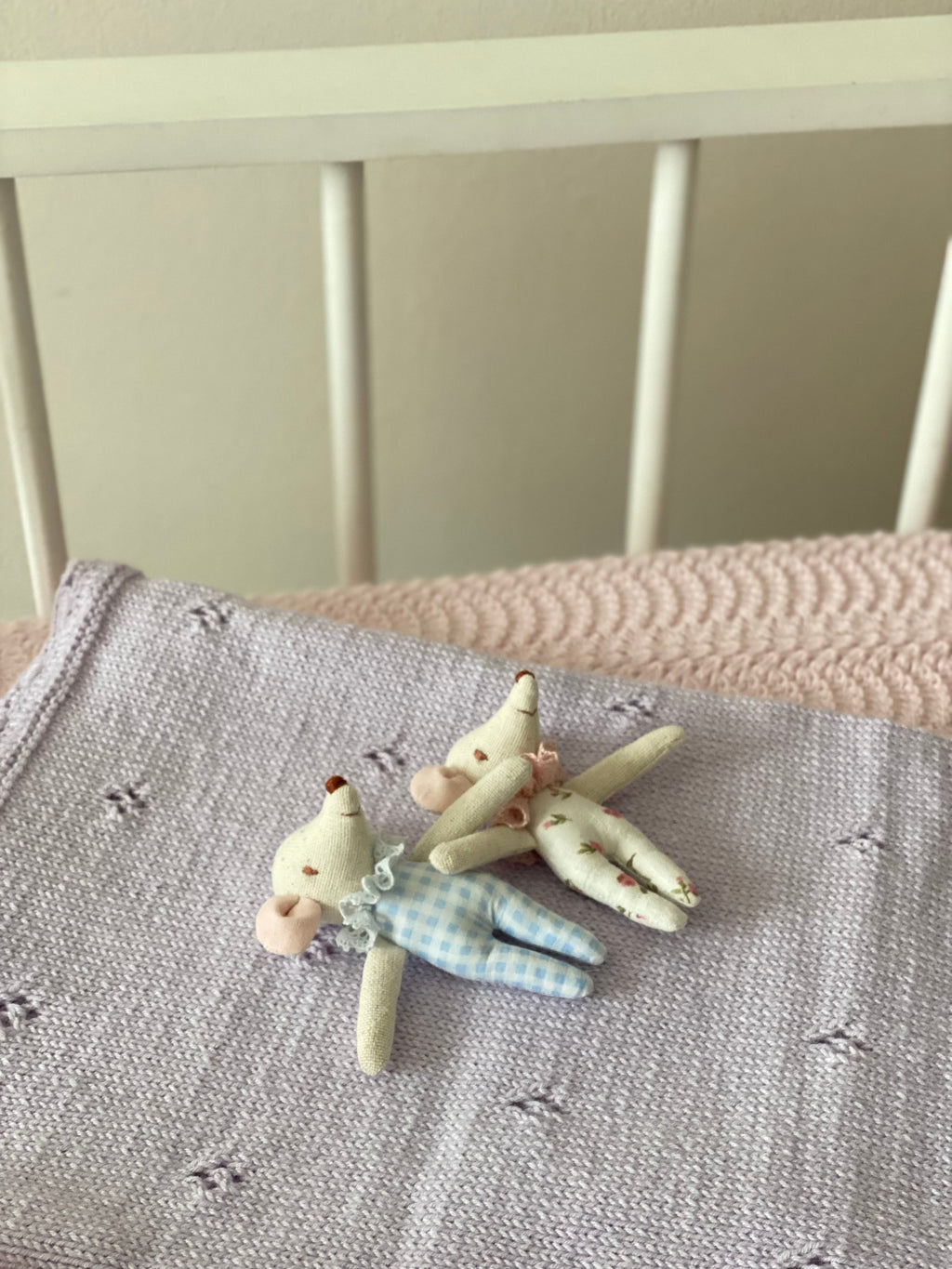 El Örgüsü Lila Bebek Battaniyesi