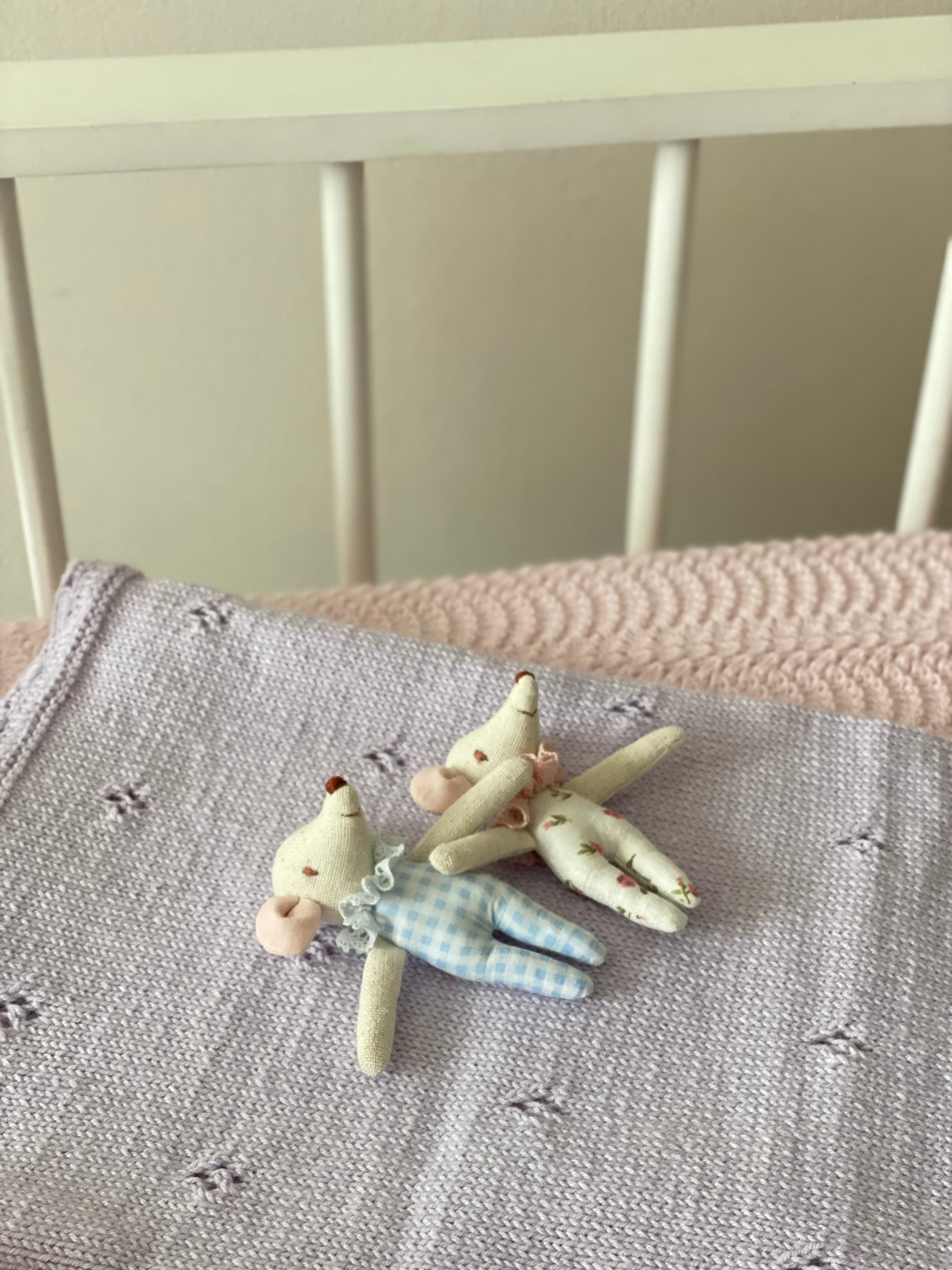 El Örgüsü Lila Bebek Battaniyesi