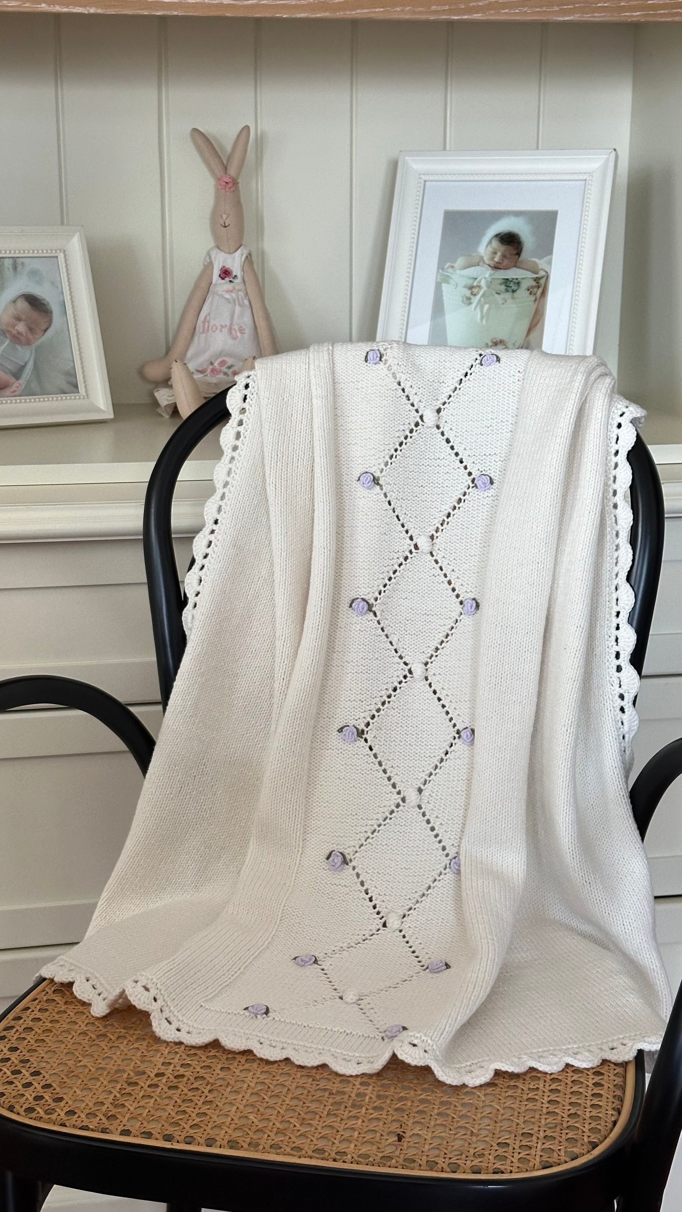 El Örgüsü Ekru Lila Gül İşlemeli Bebek Battaniyesi