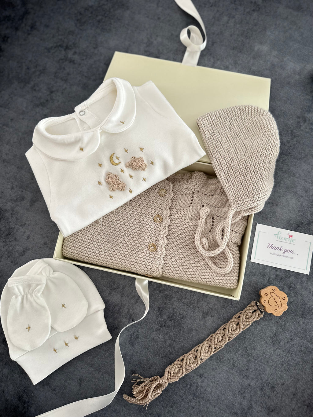 Düğmeli El Örgüsü Bebek Hırka Şapka Seti