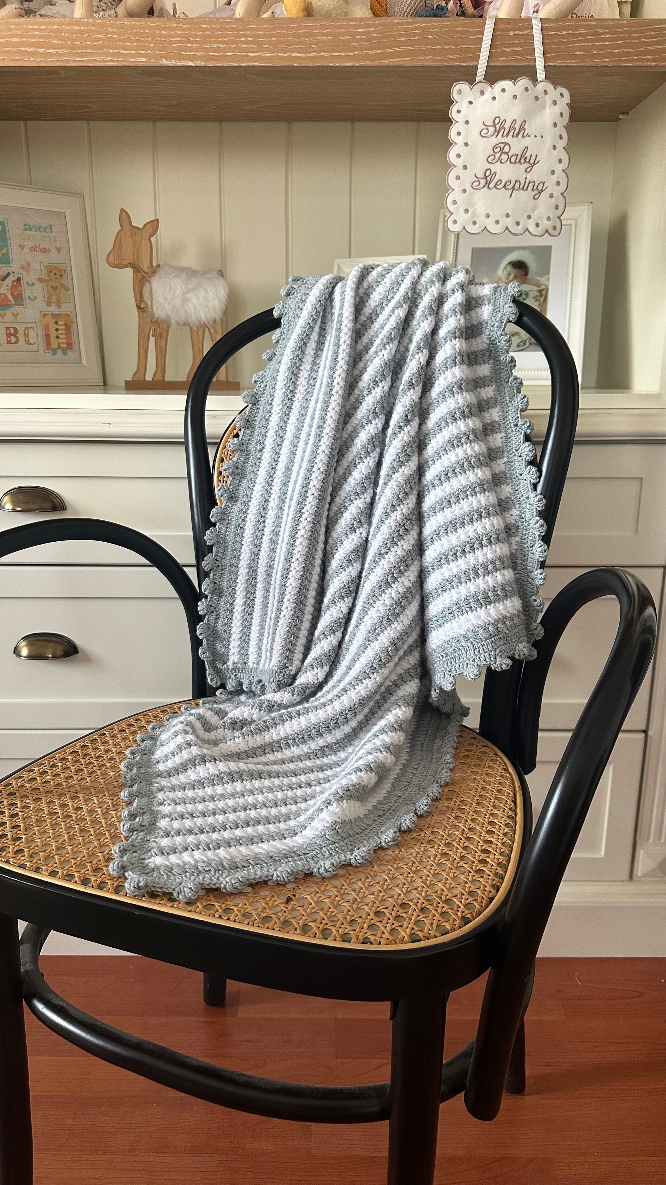 El Örgüsü Gri Beyaz Bebek Battaniyesi