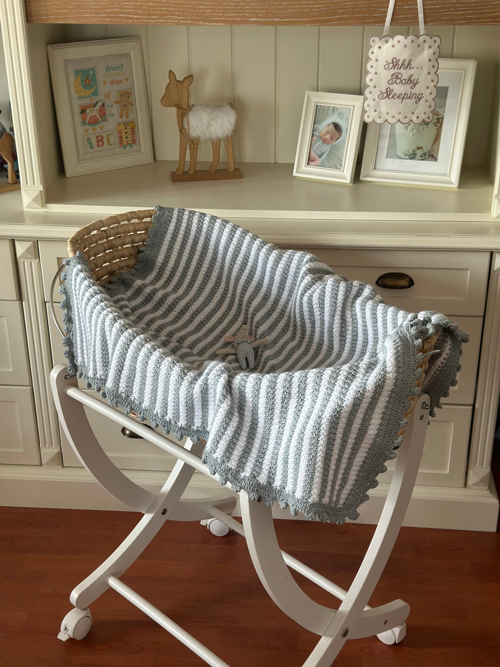 El Örgüsü Gri Beyaz Bebek Battaniyesi