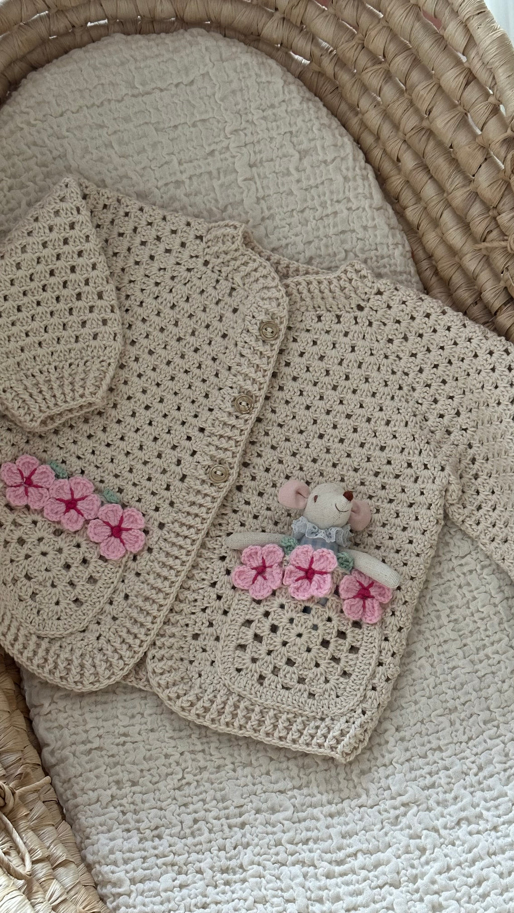 El Örgüsü %100 Pamuk Bebek Hırkası – Çiçek Detaylı