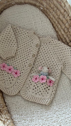 El Örgüsü %100 Pamuk Bebek Hırkası – Çiçek Detaylı