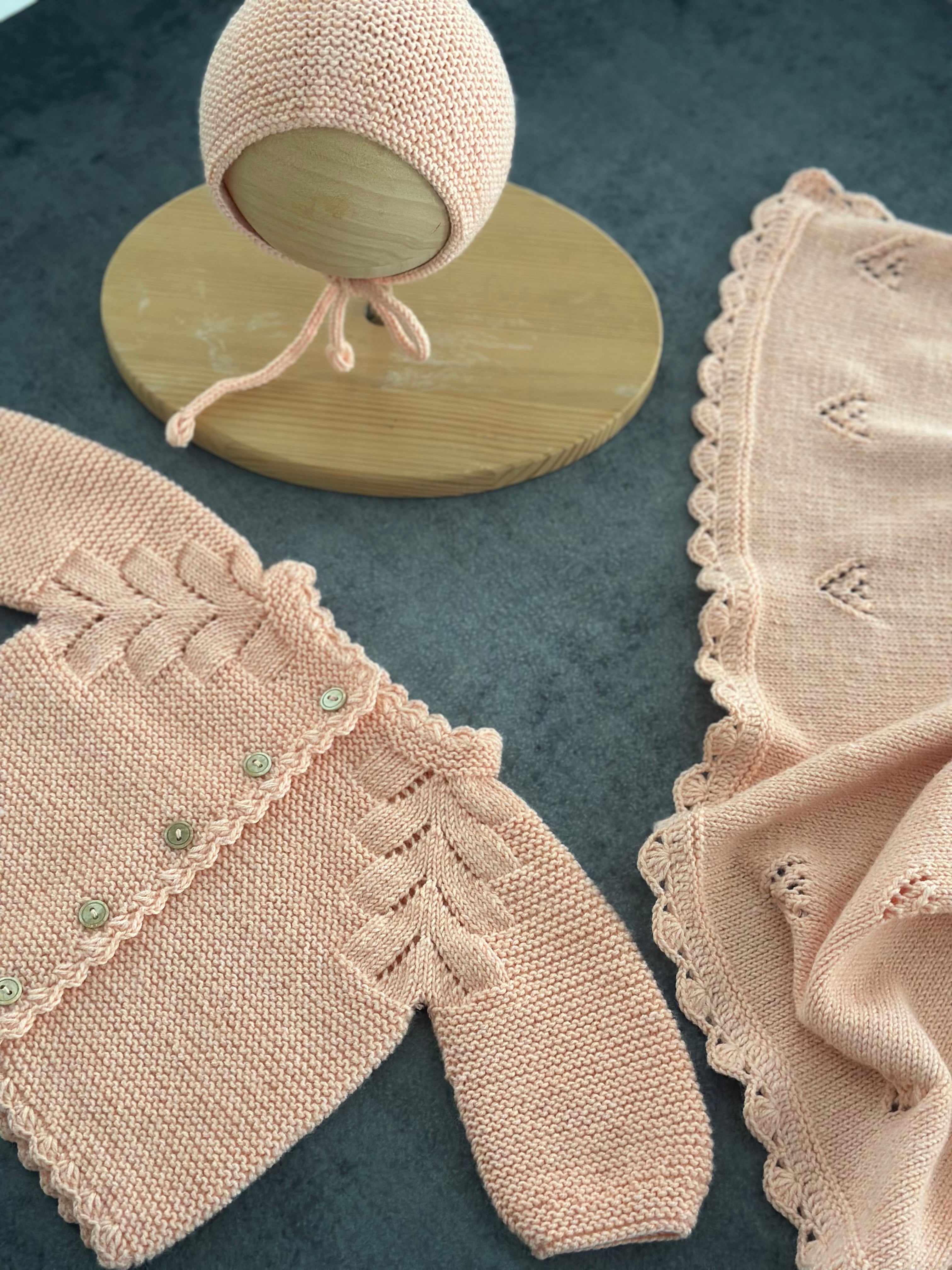 Düğmeli El Örgüsü Bebek Hırka Şapka Seti