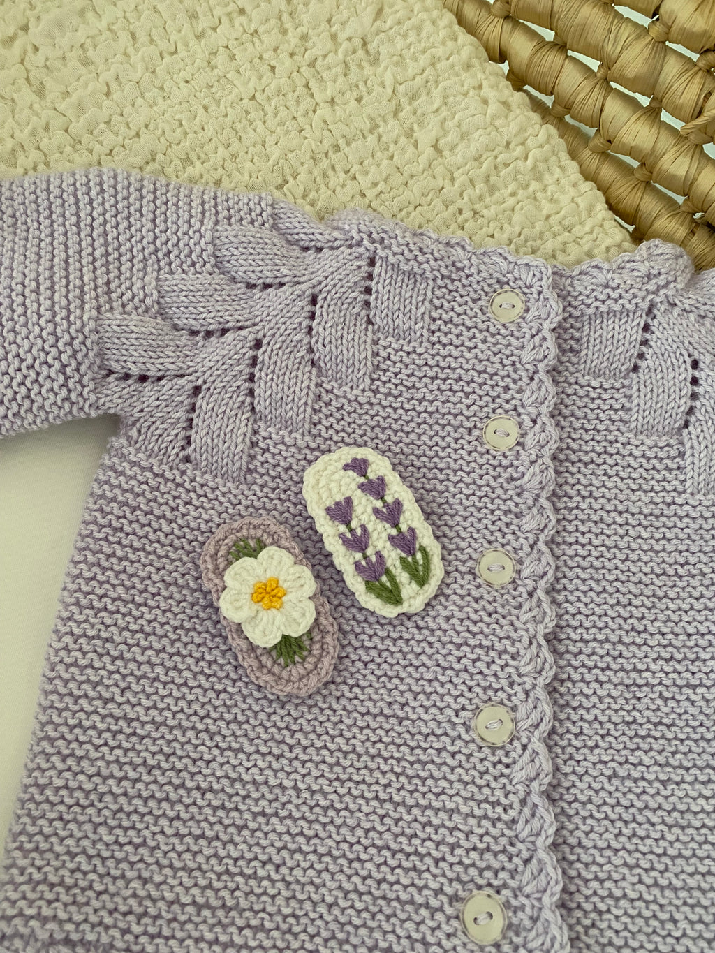 Örgü Lavanta Çiçekli Saçsız Bebek Tokası