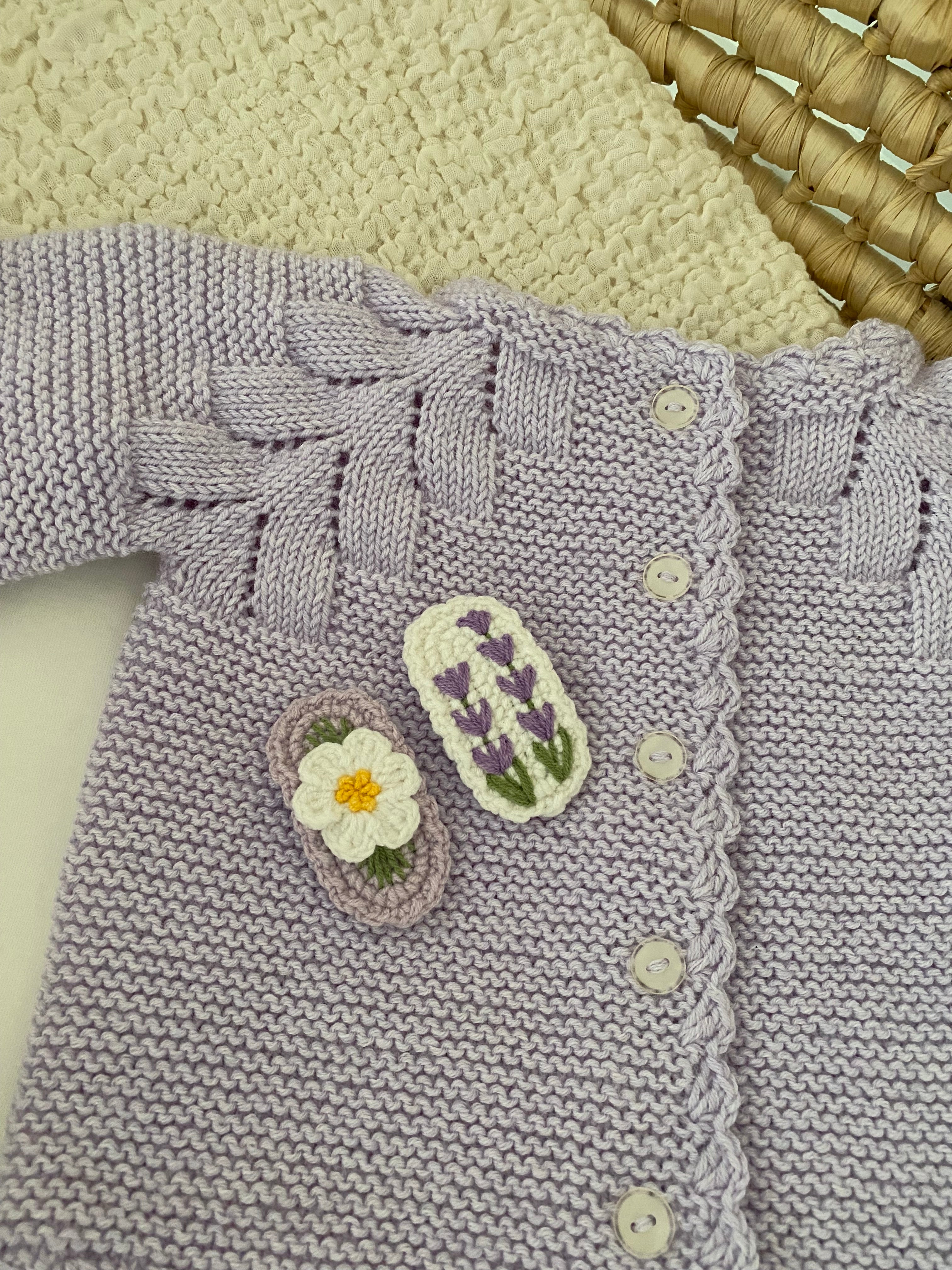 Örgü Lavanta Çiçekli Saçsız Bebek Tokası