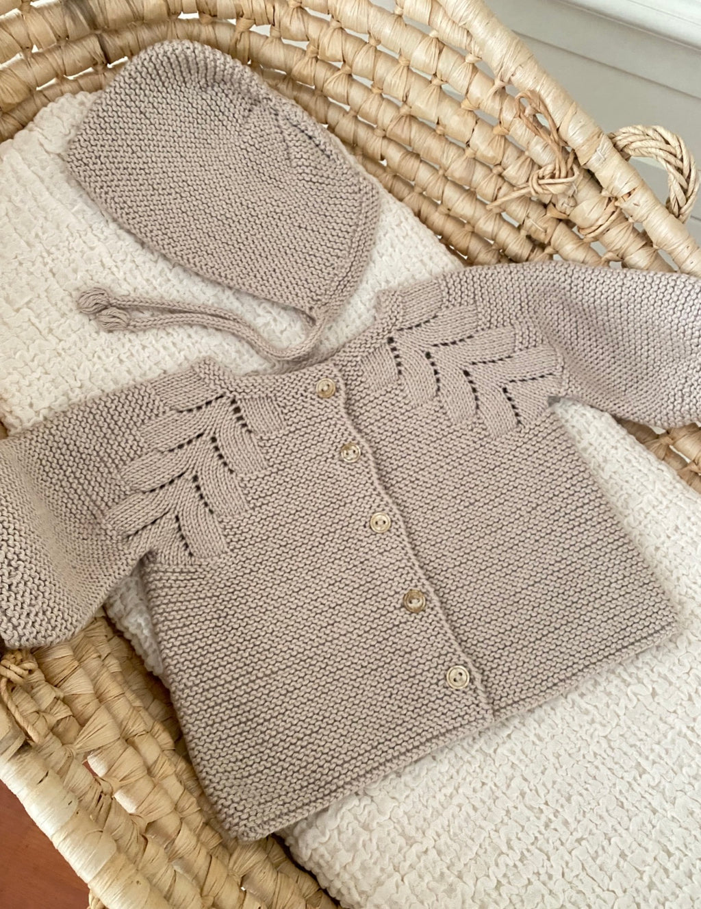 Düğmeli El Örgüsü Bebek Hırka Şapka Seti