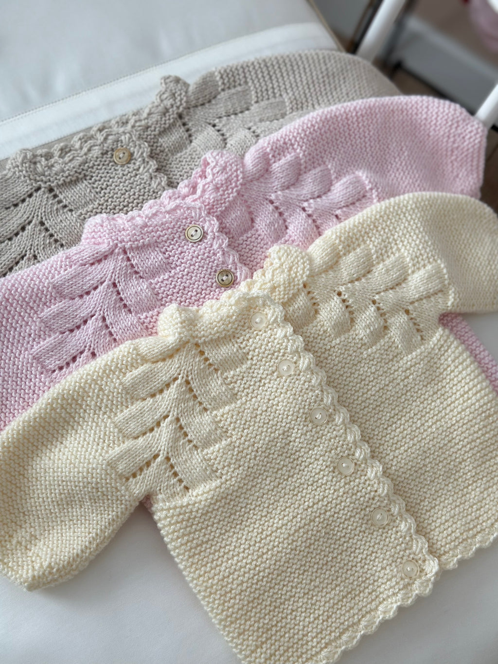 Düğmeli El Örgüsü Bebek Hırka Şapka Seti