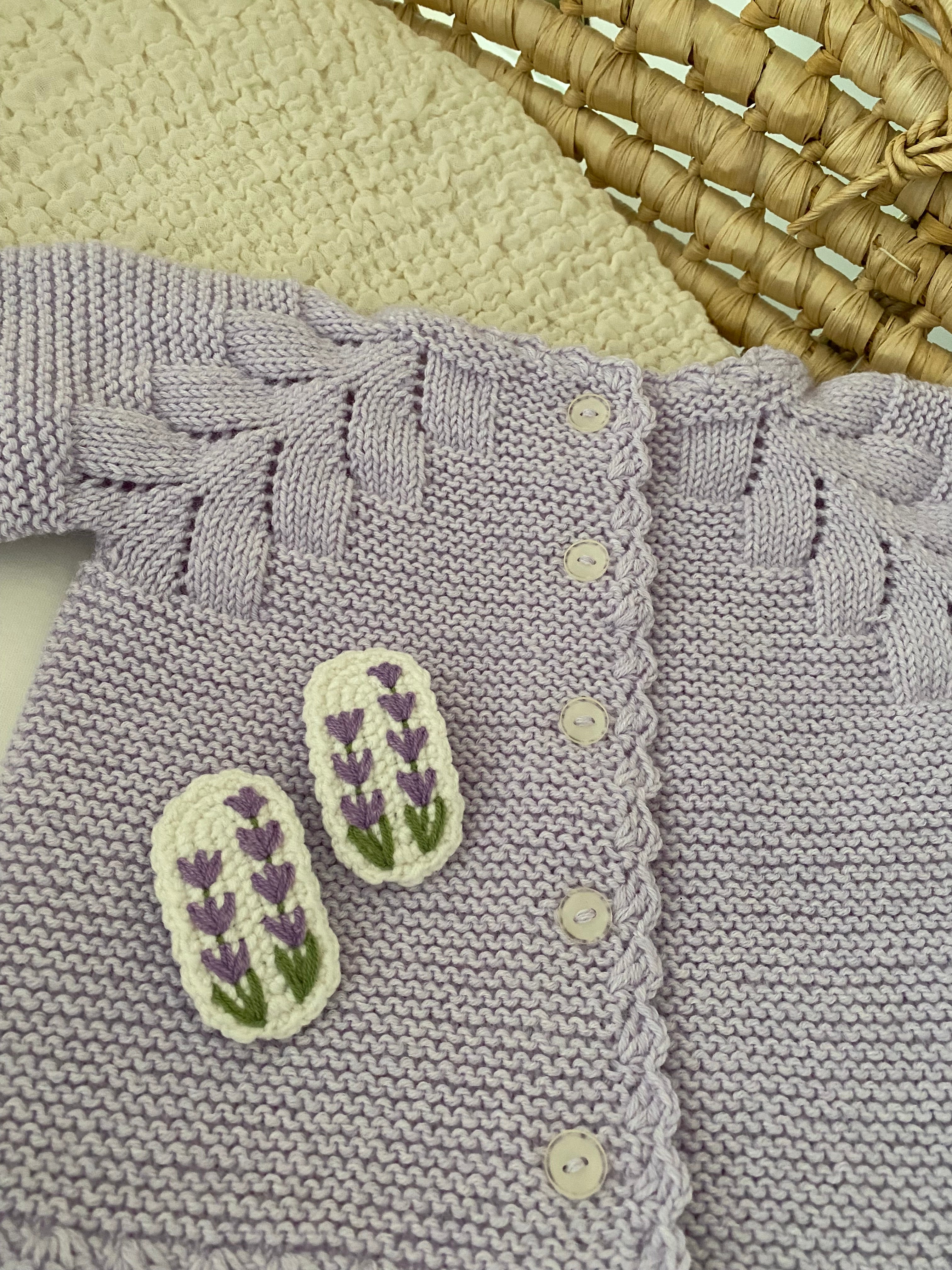 Örgü Lavanta Çiçekli Saçsız Bebek Tokası