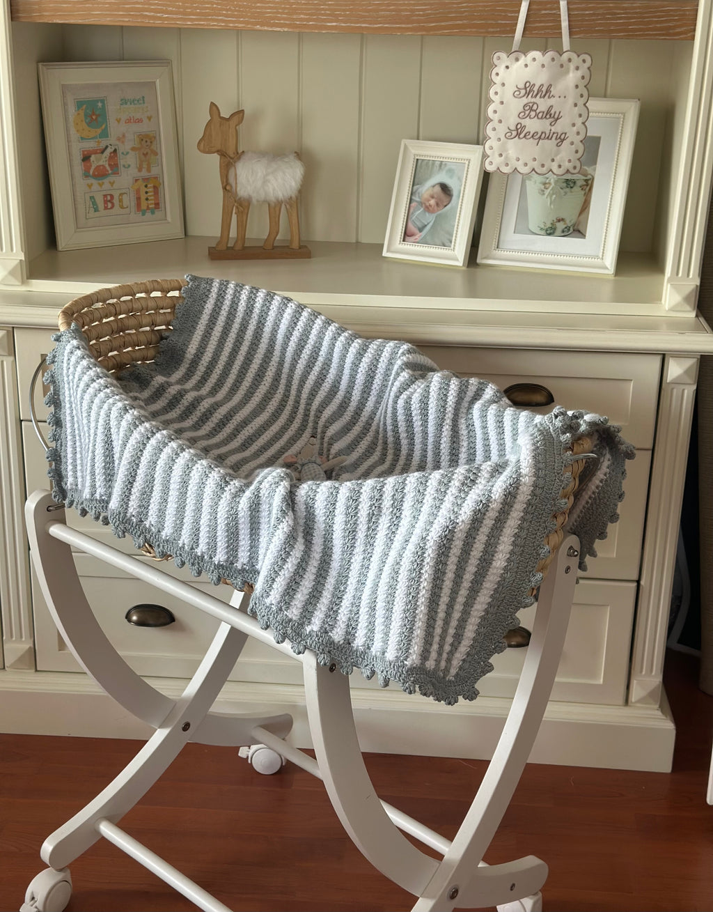 El Örgüsü Gri Beyaz Bebek Battaniyesi