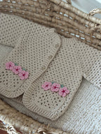 El Örgüsü %100 Pamuk Bebek Hırkası – Çiçek Detaylı