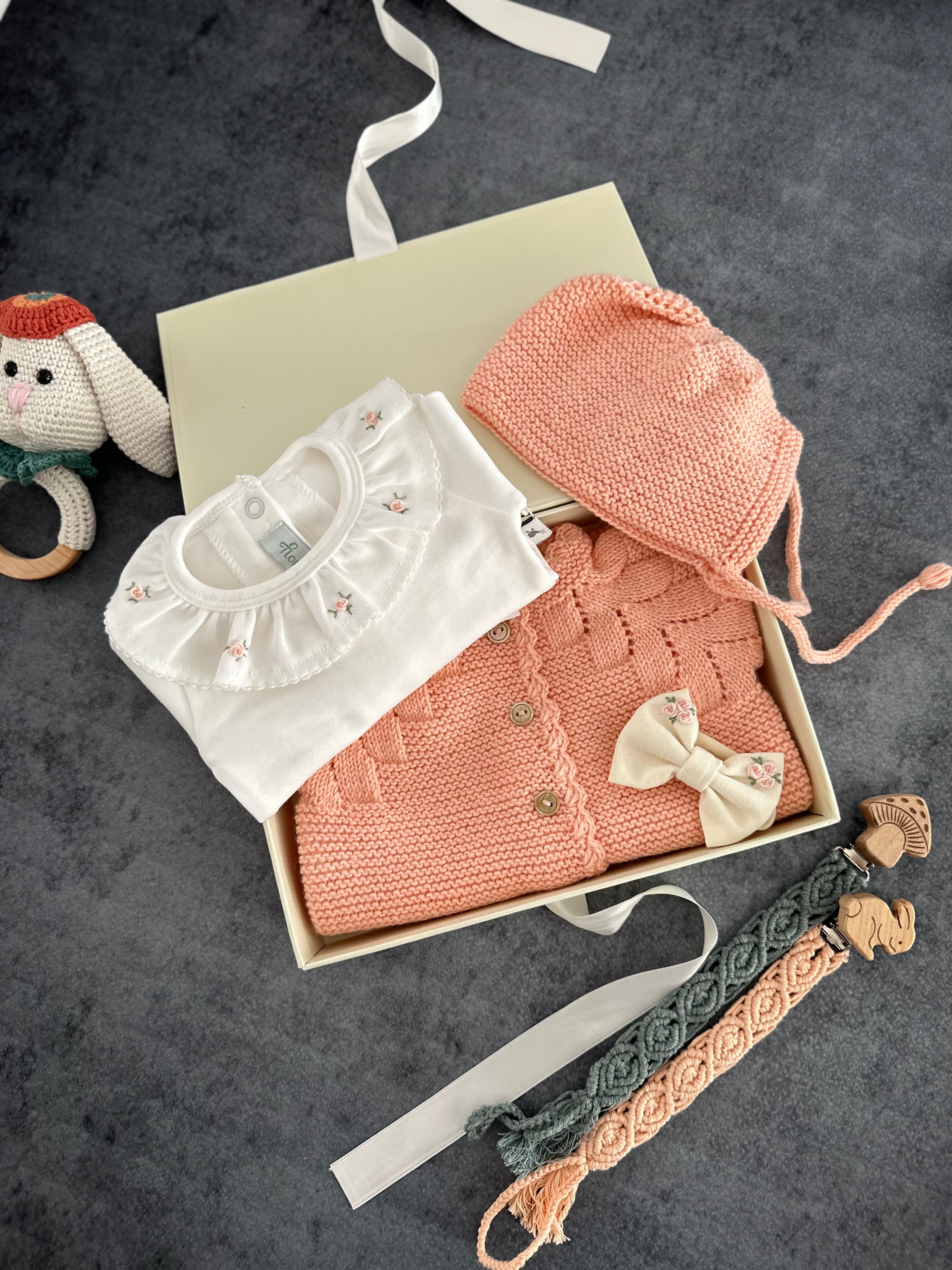 Düğmeli El Örgüsü Bebek Hırka Şapka Seti