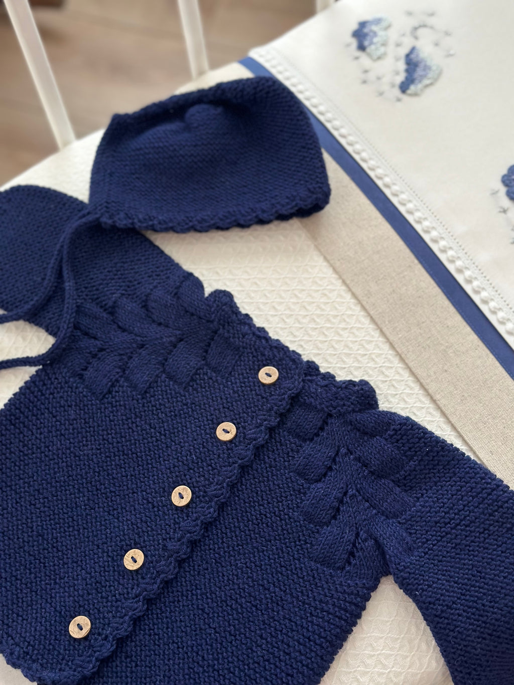 Düğmeli El Örgüsü Bebek Hırka Şapka Seti