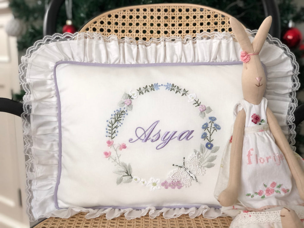 Kelebek Rüyası Dekoratif Bebek Yastığı – Pamuk Saten