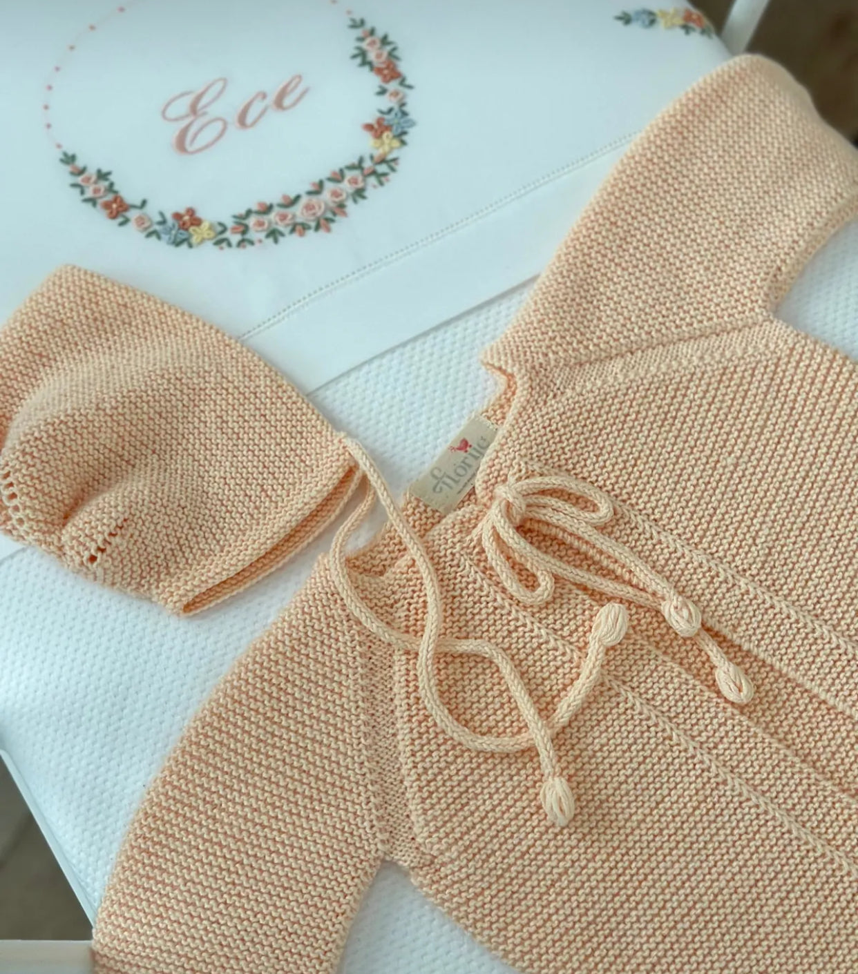 Önden Bağlamalı El Örgüsü Bebek Hırka Şapka Seti