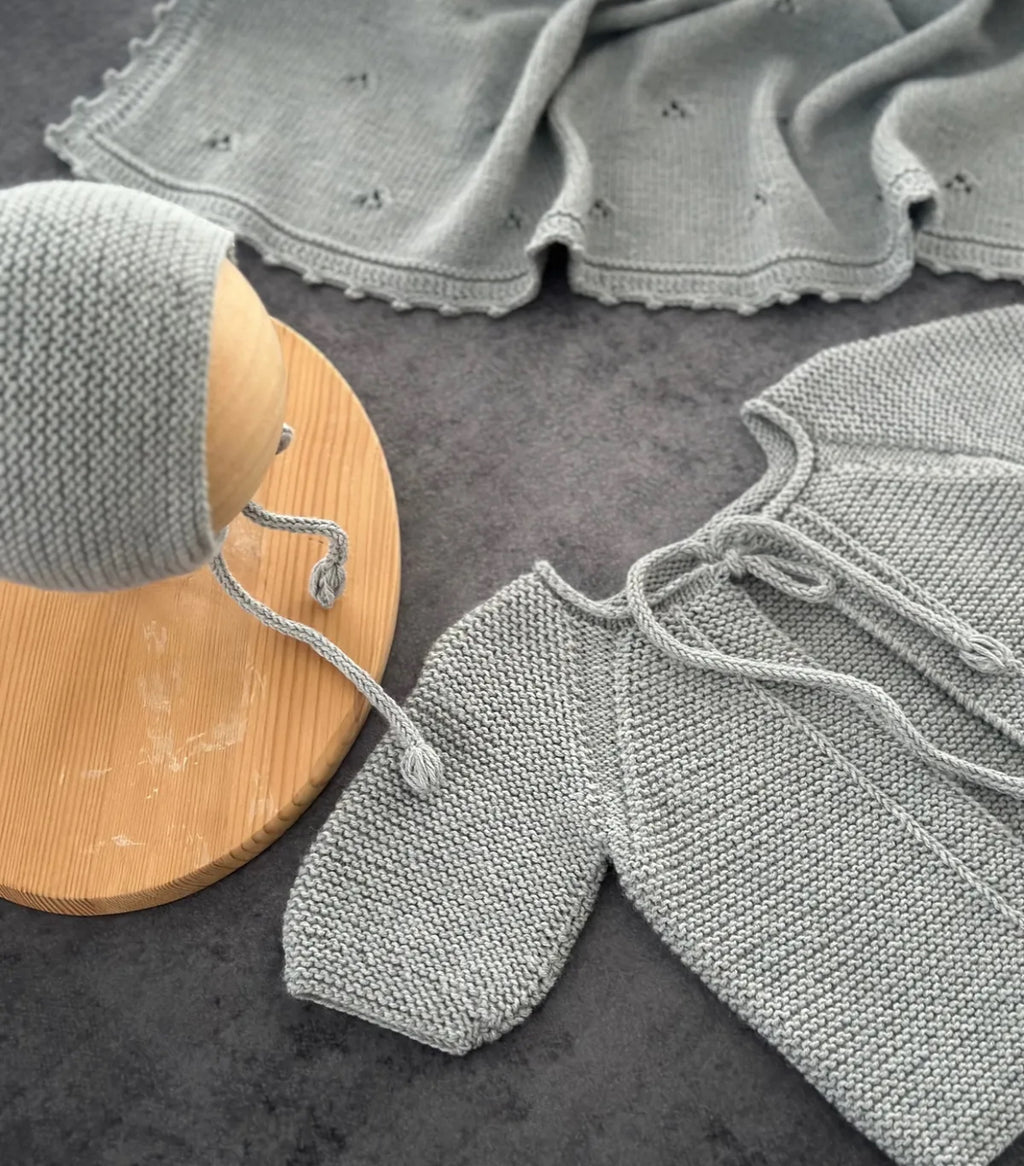 Önden Bağlamalı El Örgüsü Bebek Hırka Şapka Seti