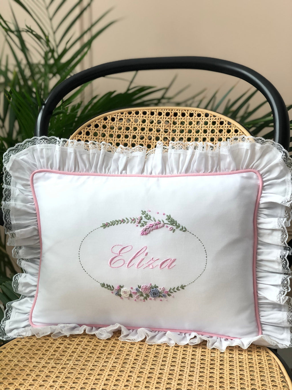 Atlas Serisi Pembe İşlemeli Dekoratif Bebek Yastığı – Pamuk Saten