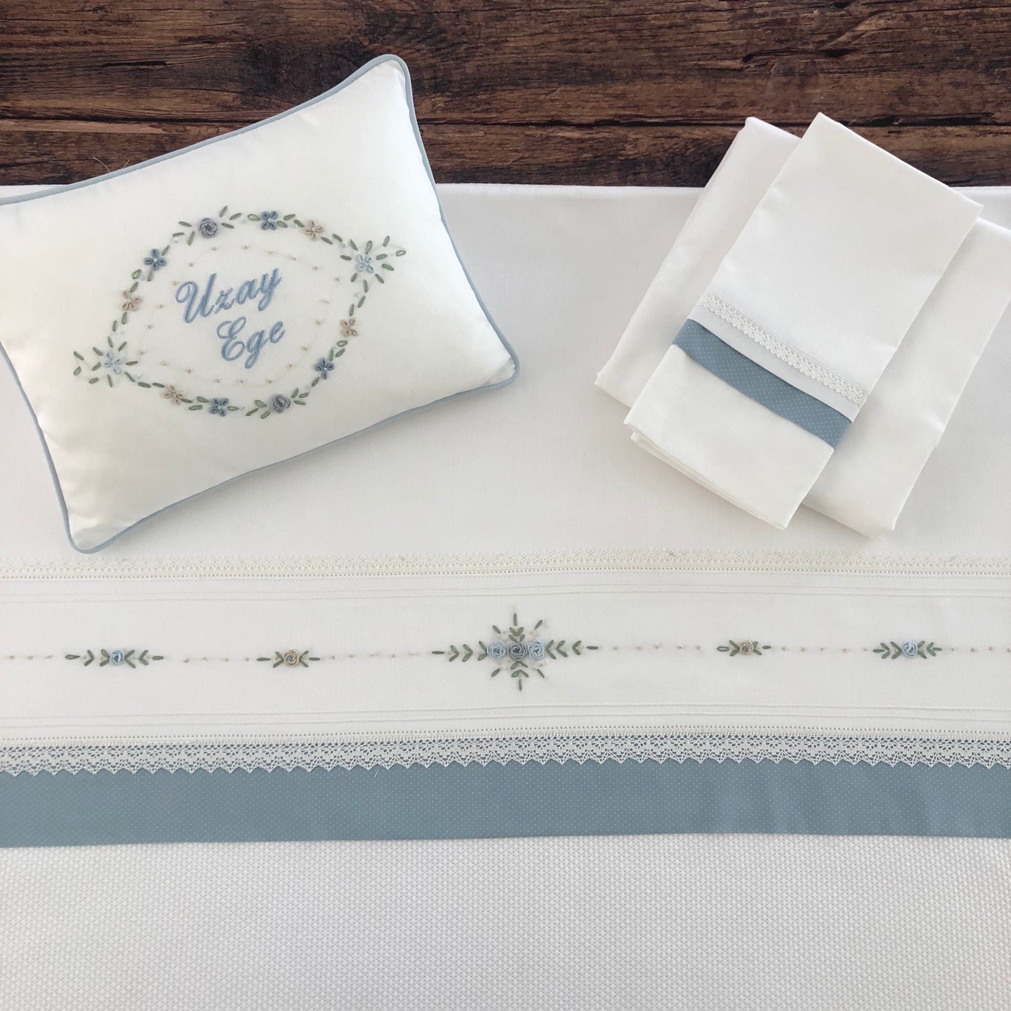 Lily Mavi İşlemeli Pike Takımı